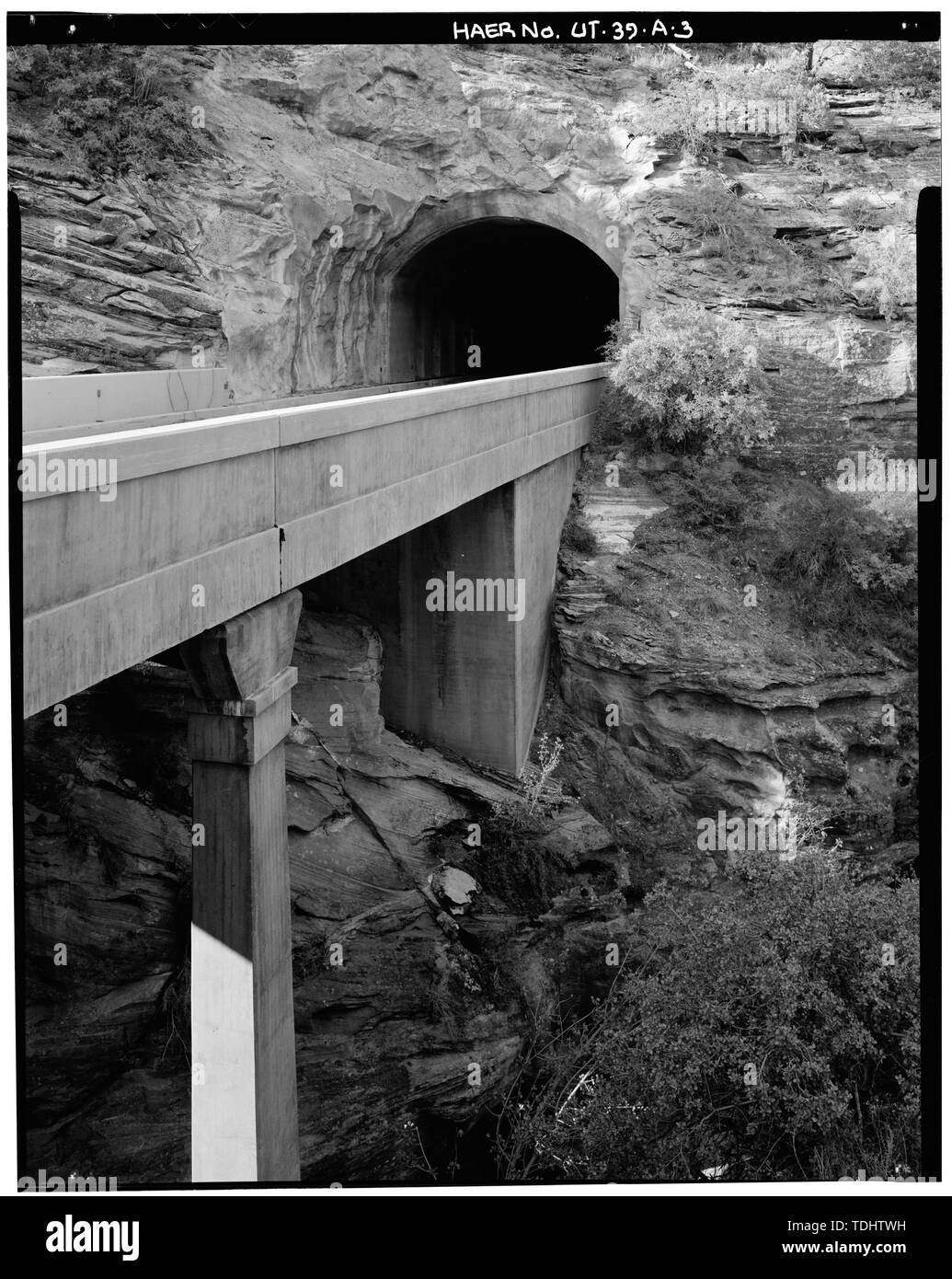 Gesamtansicht VON OSTEN PORTAL MIT ANSATZ BRÜCKE, Blick nach Süden - Zion-Mount Carmel Highway, Tunnel, zwei Meilen östlich der Zion Canyon Scenic Drive, Springdale, Washington County, UT; Nevada Bauunternehmen; Büro der öffentlichen Straßen; Finch, J B; Mitchell, R R; Campbell, K B; Jones, T A; Scott, R N; Gregory, Herbert E; Zement Gun Bauunternehmen; US Geologrical Service; US Büro der Bergbau, Kran, W R; Reynolds-Ely Bau Co; Case Construction Company; Shea und Shea; Jurale, James, Historiker; Fraser, Clayton B, Fotograf; Anderson, Michael, Historiker; Grogan, Brian C, Fotograf Stockfoto