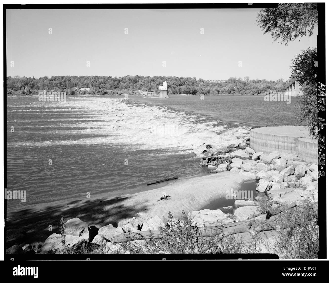 Gesamtansicht der Stausee, auf der Suche vor. Der Felsen Brücke und ST-Kette. LOUIS WASSER ABTEILUNG AUFNAHME IM HINTERGRUND, nach Nordwesten - obere Mississippi River 9-Fuß-Projekt, Lock und Dam 27, Granite City, Madison County, IL; US-Armee Korps der Ingenieure Stockfoto