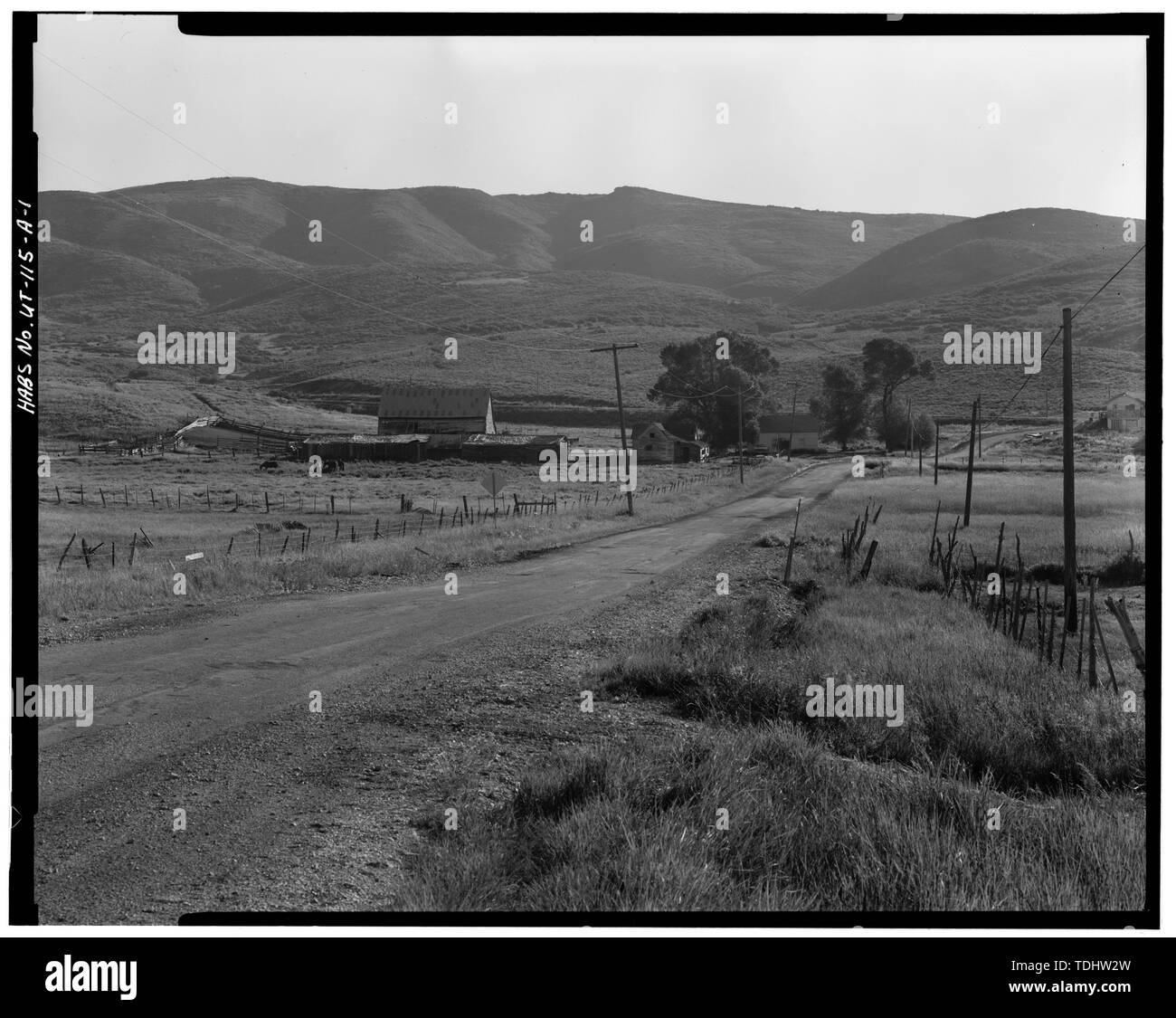 Globale Sicht der Ranch Hauptquartier. Blick nach Osten, ZEIGT STRUKTUREN AUF DER LINKEN SEITE (Norden) SEITE DER KEETLEY MINE ROAD. - Henry Cluff Ranch, jordanelle Tal, Keetley Mine Road an der U.S. Route 40, Heber City, Wasatch County, UT Stockfoto