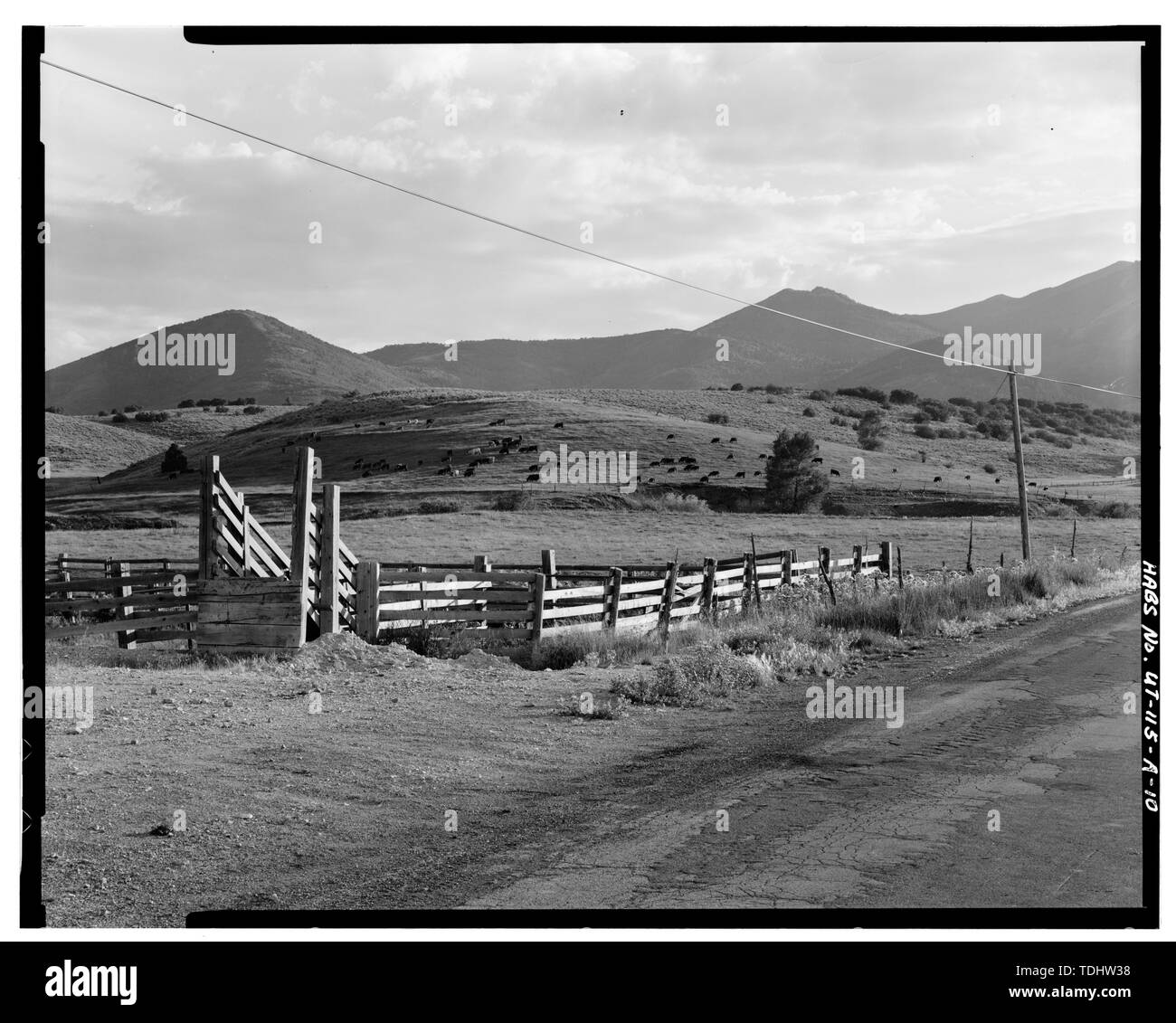 Globale SICHT DER RANCH LANDET IN McCUNE hohl. Blick nach Südwesten mit Vieh VERLADEKAMIN UND STIFT in der Vordergrund. - Henry Cluff Ranch, jordanelle Tal, Keetley Mine Road an der U.S. Route 40, Heber City, Wasatch County, UT Stockfoto