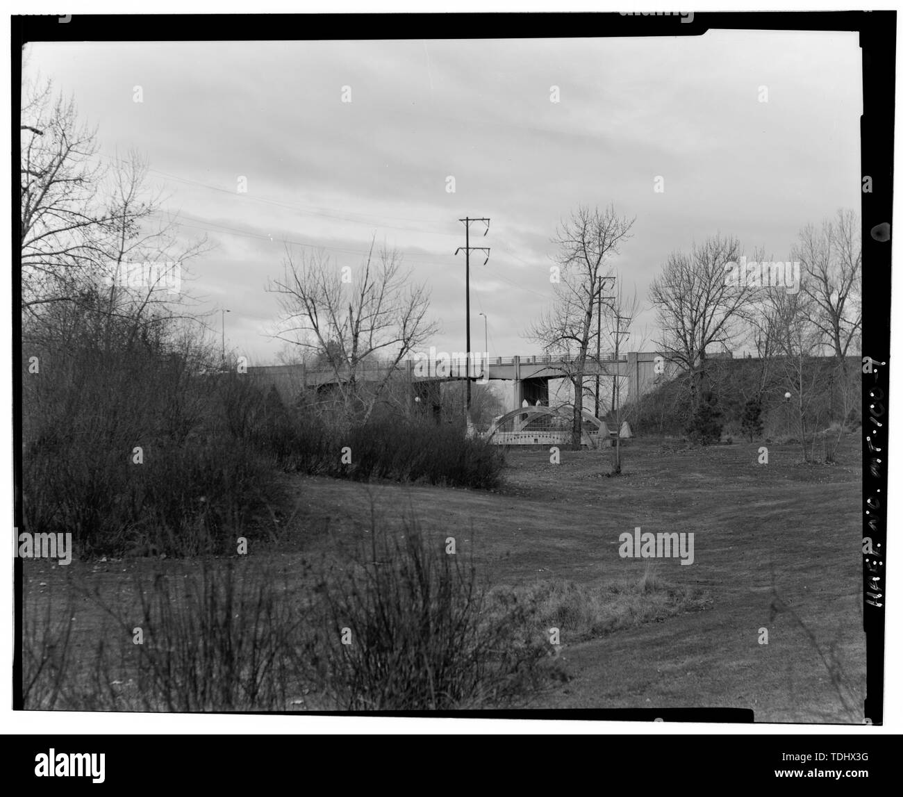 Übersicht, Ostseite. Blick nach west-nordwestlich - Milwaukee Road Bahnübergang, Spanning Chicago, Milwaukee, St. Paul, und Pacific Railroad Grade (Milwaukee Road) bei Orange Street, Missoula, Missoula County, MT. Stockfoto