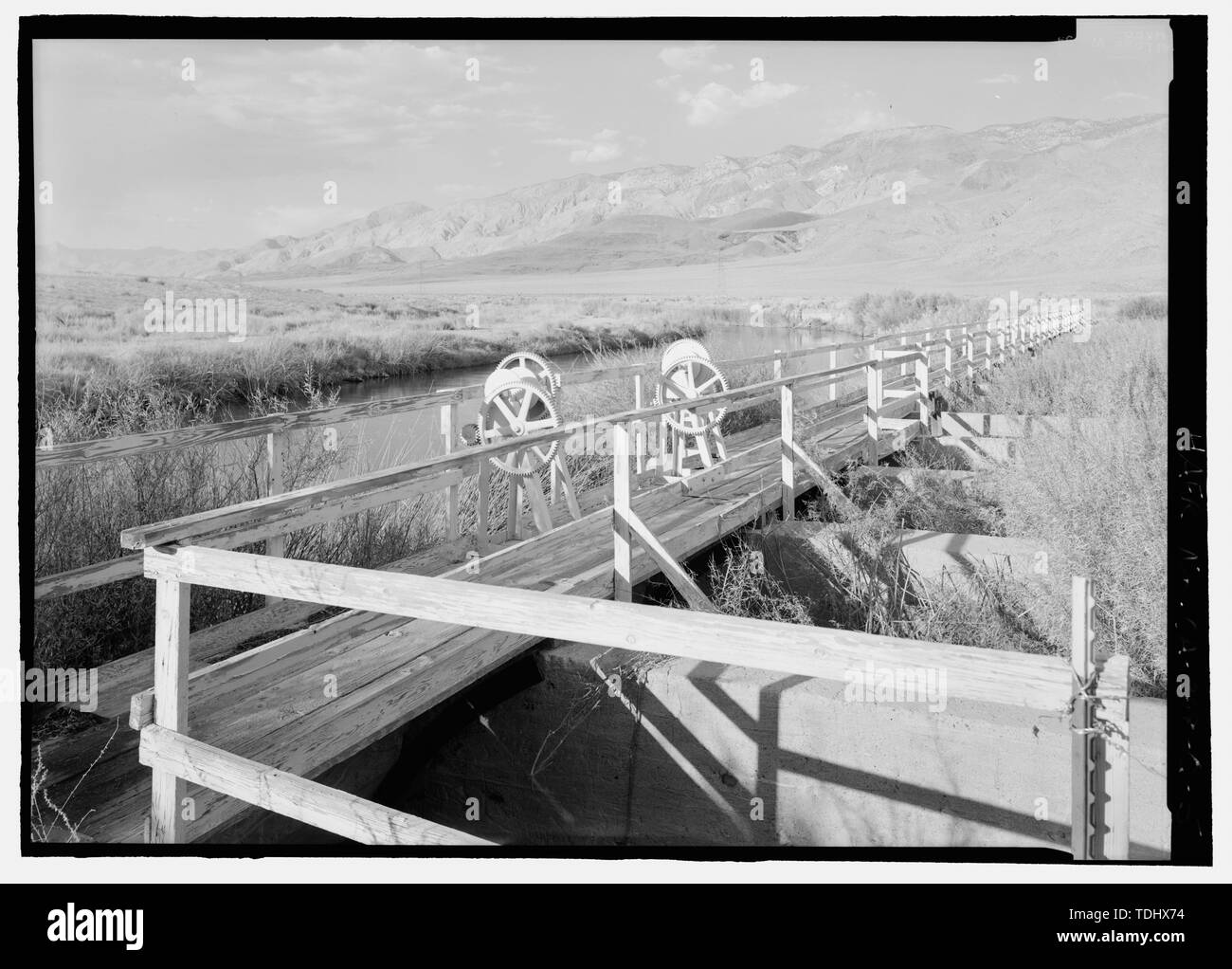 OWENS RIVER DIVERSION TORE, ursprüngliche FLUSS DER FLUSS NACH RECHTS, Wasser umgeleitet, AUF DER LINKEN SEITE VON BILD RAUM - Los Angeles Aquädukt Aquädukt Auftragseingang, Los Angeles, Los Angeles County, CA EINLASS Stockfoto