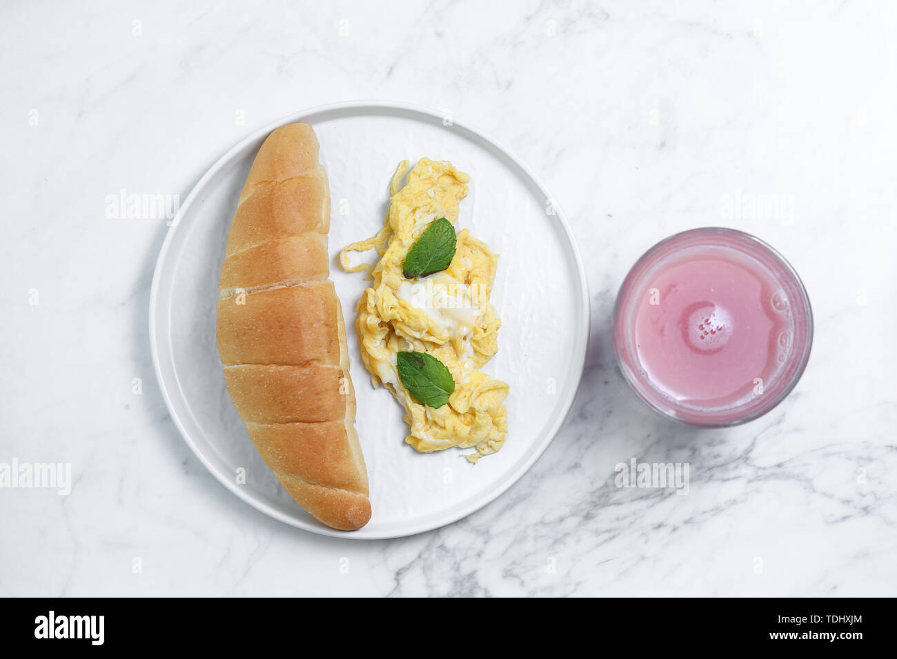 Brot, Eier, Saft, Frühstück. Stockfoto