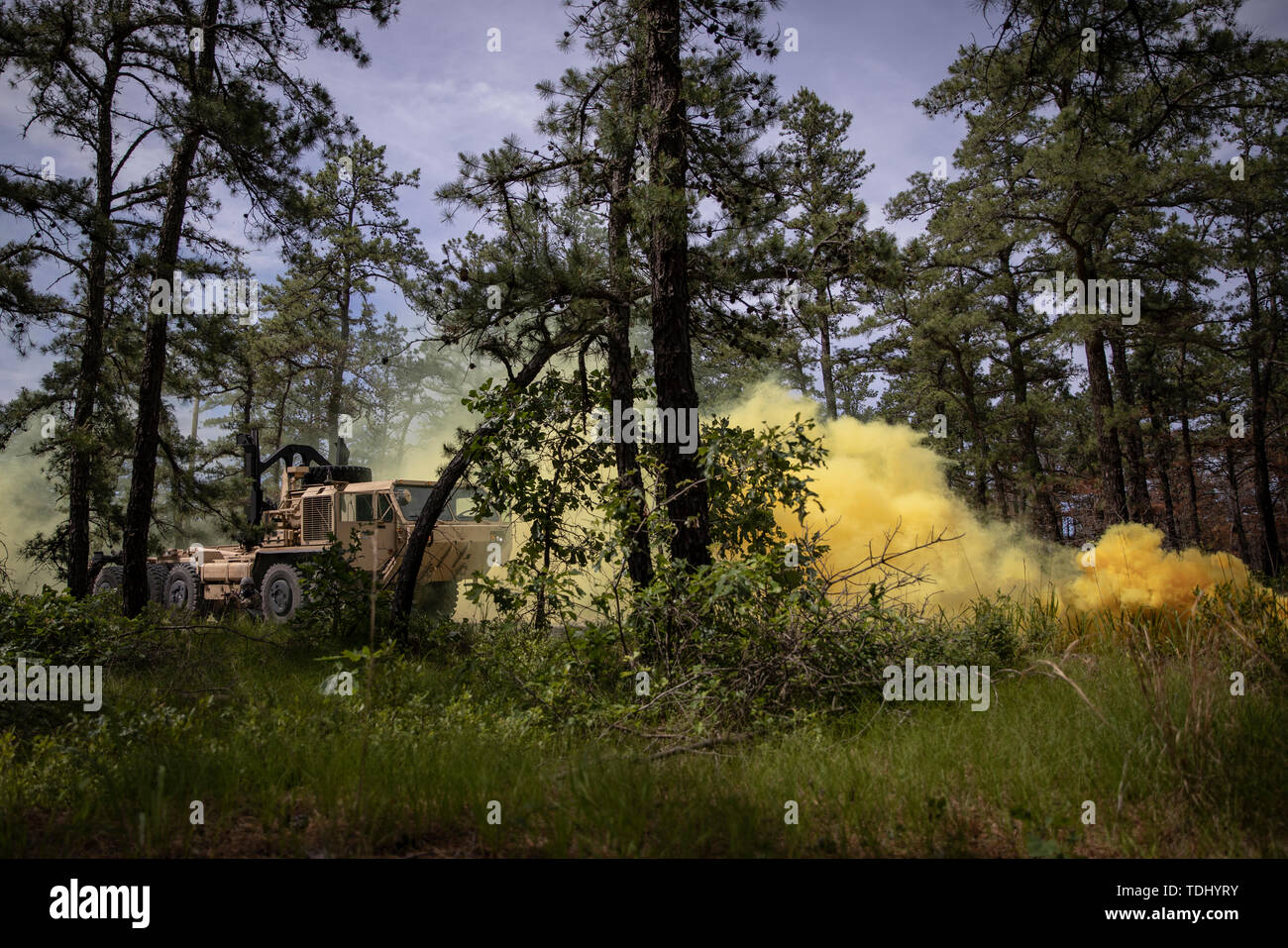 Ein Konvoi wird durch die AUFSTÄNDISCHE (Kraft) während CSTX 78-19-02 in Fort Dix, New Jersey, 12. Juni 2019 angegriffen. CSTX 78-19-02 ist ein Kampf Support Training übung, die sicherstellt, dass Armee-reserve Einheit ausgebildet sind und bereit, auf kurze bereitstellen - Bekanntmachung und fähig, combay - fertig bringen, und tödlichen Feuerkraft zur Unterstützung der Armee und unsere gemeinsamen Partner überall in der Welt. (U.S. Armee Foto von SSG Benjamin Applebaum) Stockfoto