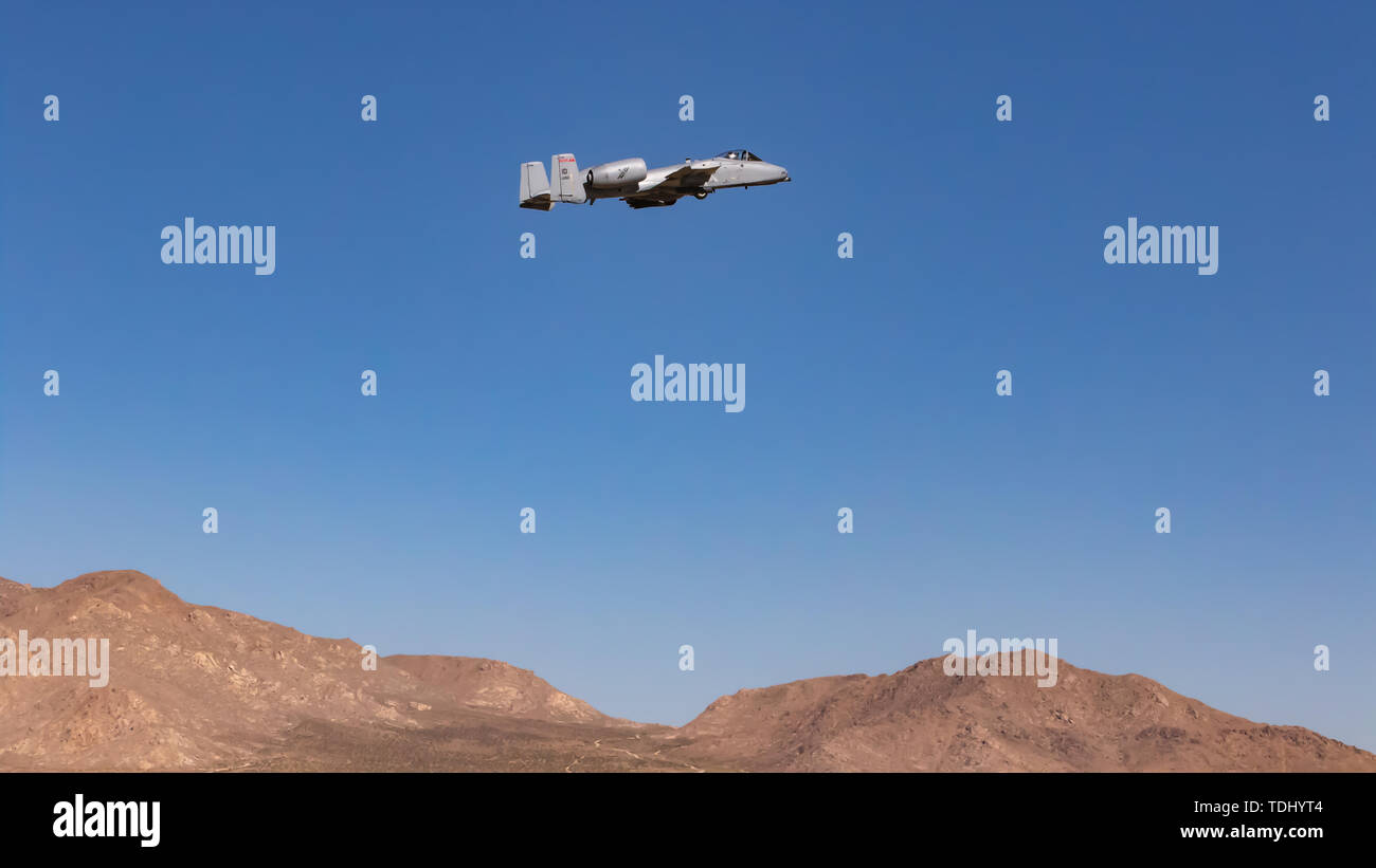 Ein Idaho Air National Guard 10 C Thunderbolt II aus der 124 Fighter Wing fliegt über 2 Bataillon des Idaho Army National Guard, defensive Line 116 Reiterregiment 13 Juni, 2019 am National Training Center in Fort Irwin, Kalifornien. Während NTC die 116 Kavallerie Brigade Combat Team und die 124 Fighter Wing, beide mit Sitz in Boise, haben neben jeder anderen Einheit, die Bereitschaft und die Kompetenz in Kriegszeiten Missionen der einzelnen Einheit zu bauen geschult. Stockfoto