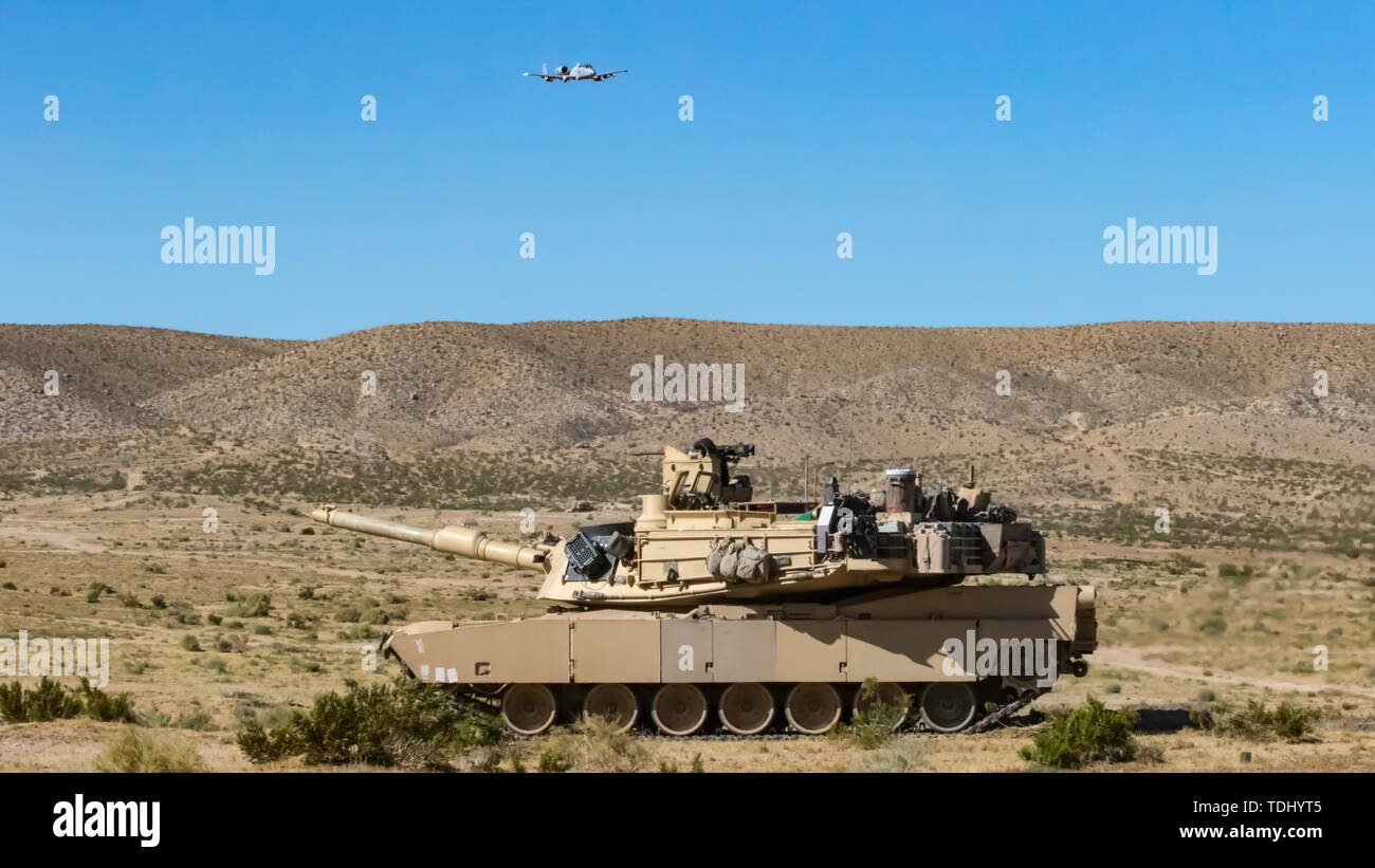 Ein Idaho Air National Guard 10 C Thunderbolt II aus der 124 Fighter Wing fliegt über 2 Bataillon des Idaho Army National Guard, defensive Line 116 Reiterregiment 13 Juni, 2019 am National Training Center in Fort Irwin, Kalifornien. Während NTC die 116 Kavallerie Brigade Combat Team und die 124 Fighter Wing, beide mit Sitz in Boise, haben neben jeder anderen Einheit, die Bereitschaft und die Kompetenz in Kriegszeiten Missionen der einzelnen Einheit zu bauen geschult. Stockfoto