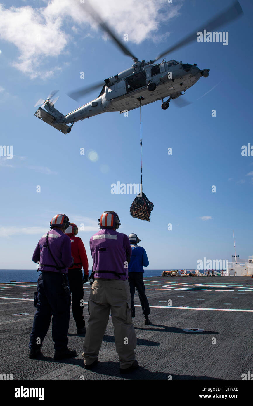 190615-N-IA 905-1070 ATLANTIK (15. Juni 2019) Segler beobachten einen MH-60S Seahawk der "Dragon Wale" von Hubschrauber Meer Combat Squadron (HSC) 28 zugewiesen, wie es eine vertikale Auffüllung führt an Bord der Hospital Ship USNS Comfort (T-AH 20). Komfort ist das Arbeiten mit Gesundheit und Regierung Partner in Mittelamerika, Südamerika und die Karibik zu kümmern, auf dem Schiff und an Land-basierte medizinische Websites, wodurch der Druck auf die nationalen medizinischen Systemen durch eine Erhöhung der Venezolanischen Migranten belasteten zu entlasten. (U.S. Marine Foto von Mass Communication Specialist 2. Klasse Morgan K. Nalle) Stockfoto