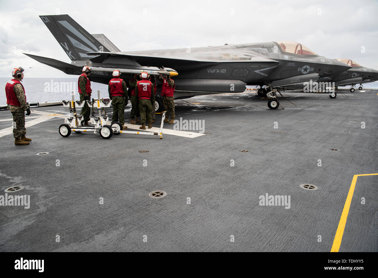 Ordnance Marines mit Marine Medium Tiltrotor Squadron 265 (Verstärkt) entfernen Sie eine Captive Air Training Rakete-9X Sidewinder von einer F-35B Lightning II Kampfflugzeug vor einem Tactical Air Control Party Übung an Bord der Amphibisches Schiff USS Wasp (LHD 1) Während im philippinischen Meer, Juni 10, 2019 im Gange. Die 31 Marine Expeditionary Unit, die Marine Corps' nur kontinuierlich vorwärts - bereitgestellt MEU, bietet eine flexible und tödlicher Gewalt bereit, eine breite Palette von militärischen Operationen als Premier Crisis Response Force im indopazifischen Region durchzuführen. (Offizielle US Marine Corps ph Stockfoto