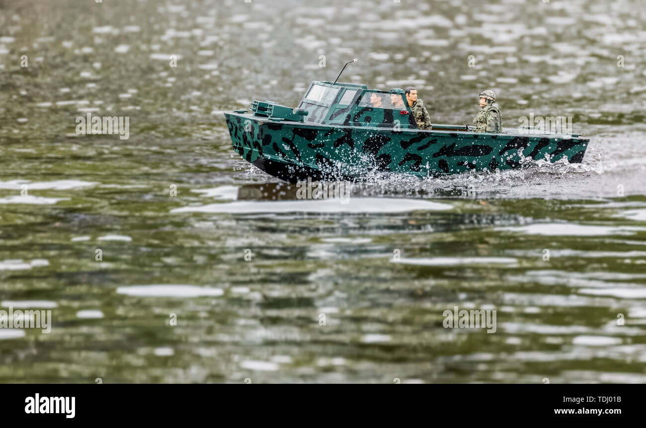 Einen vergnüglichen Tag racing ein Spielzeug marine Gunship über einen See Stockfoto