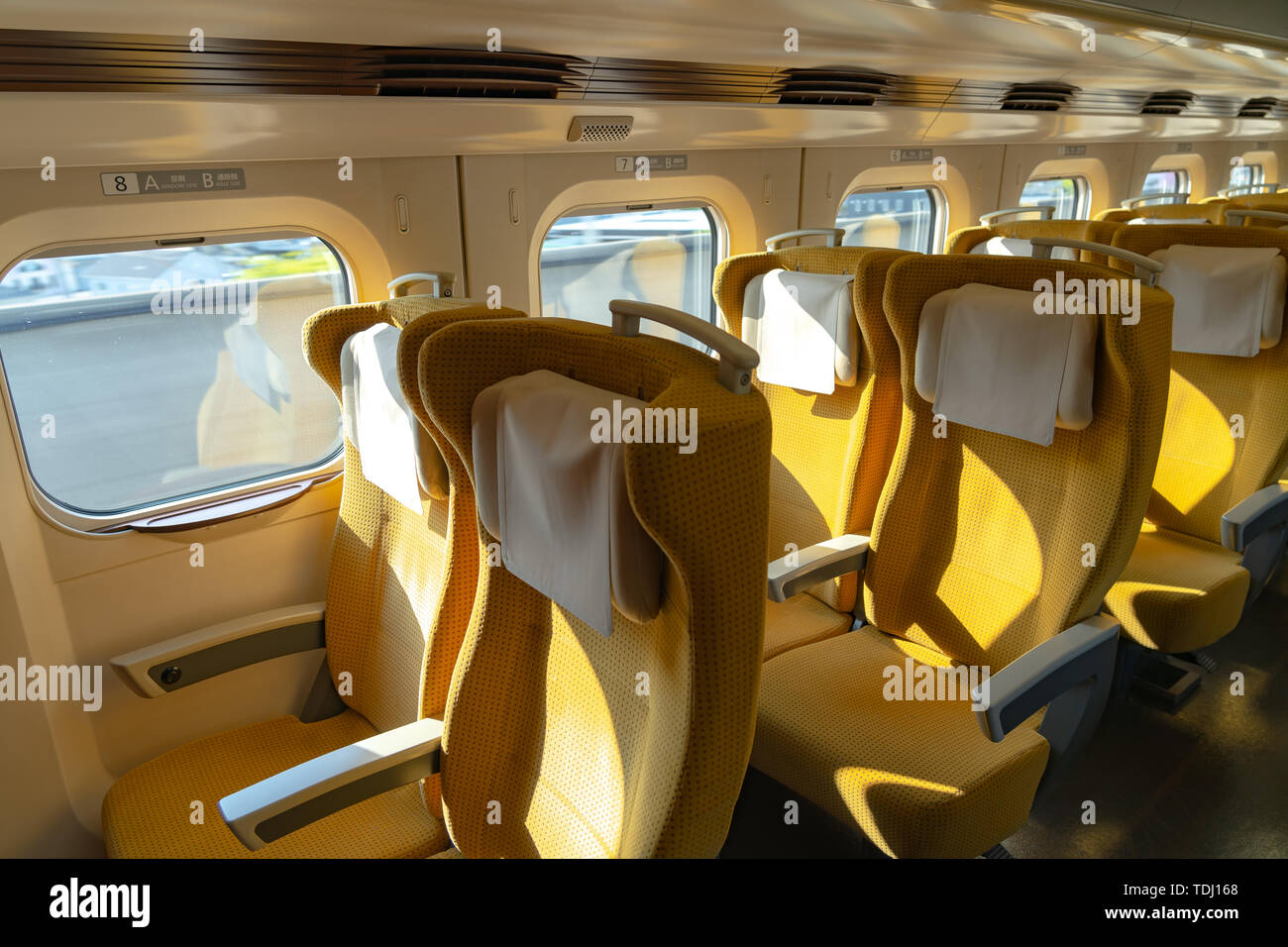 Akita Shinkansen Komachi, Interieur der Standard Class Sitze von E6 Serie Shinkansen super express Bullet Zug bei Ueno Station in Japan Stockfoto