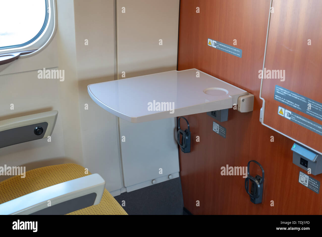 Akita Shinkansen Komachi, Interieur der Standard Class Sitze von E6 Serie Shinkansen super express Bullet Zug bei Ueno Station in Japan Stockfoto