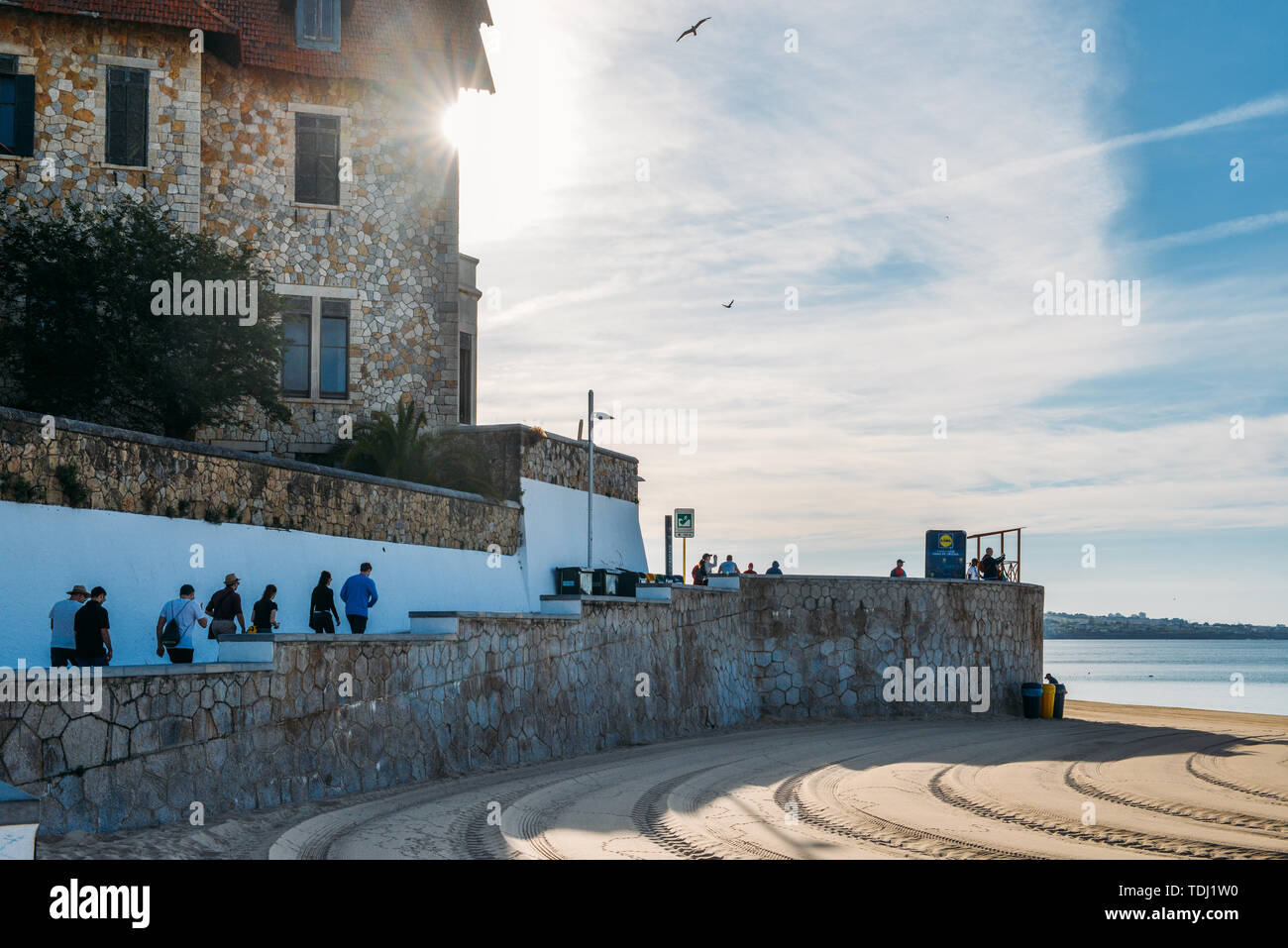Cascais, Portugal - 10. Juni 2019: Boardwalk an einem Sandstrand in Cascais in der Nähe von Lissabon, Portugal im Sommer. Dieser Strand ist wie Praia da Konz bekannt Stockfoto