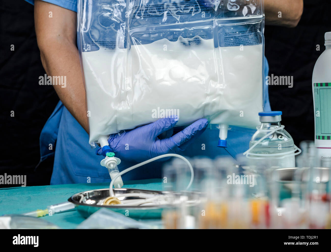 Krankenschwester Vorbereitung Medikation für die parenterale Ernährung in einem Krankenhaus, konzeptionelle Bild Stockfoto