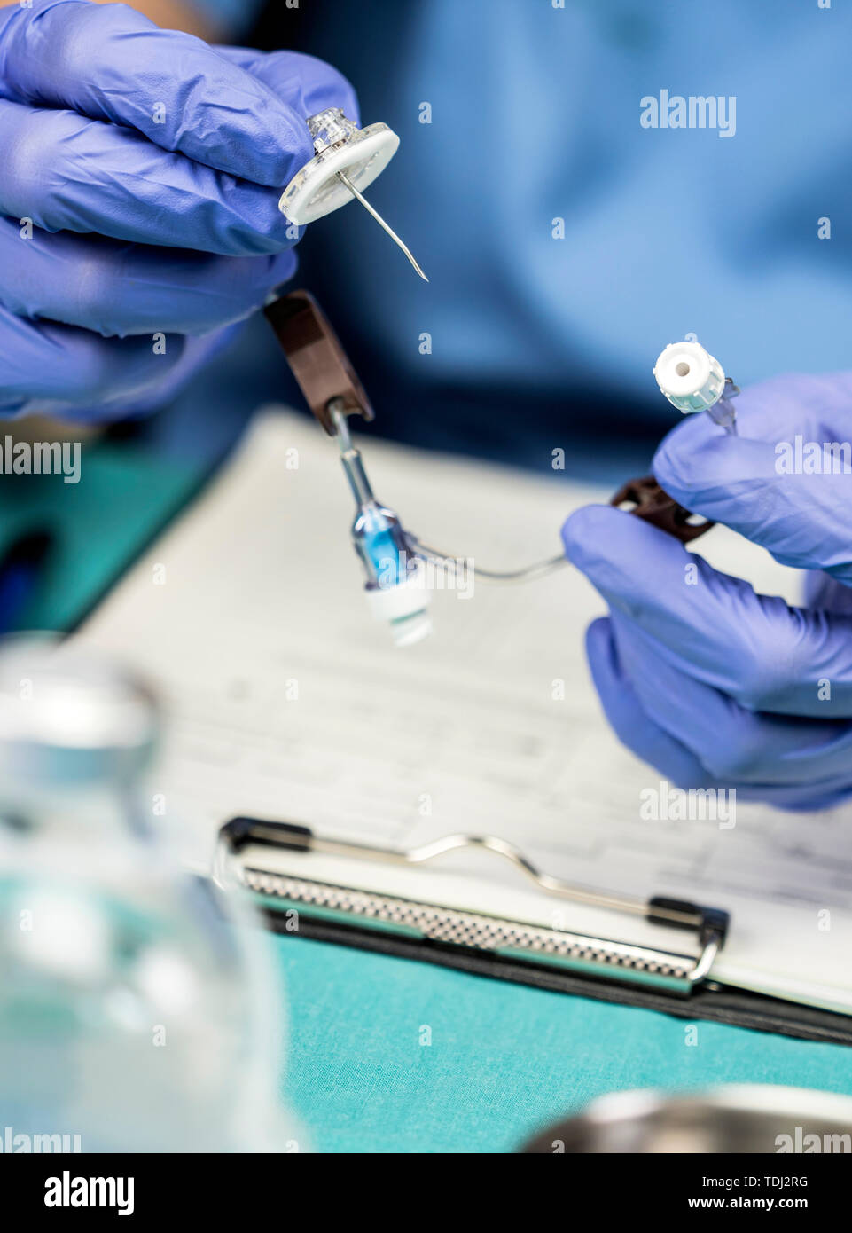 Krankenschwester bereitet Venenkatheter von langer Dauer in einem Krankenhaus, Zugriff auf die Innewohnung Zentralvenösen Linien, konzeptionelle Bild Stockfoto
