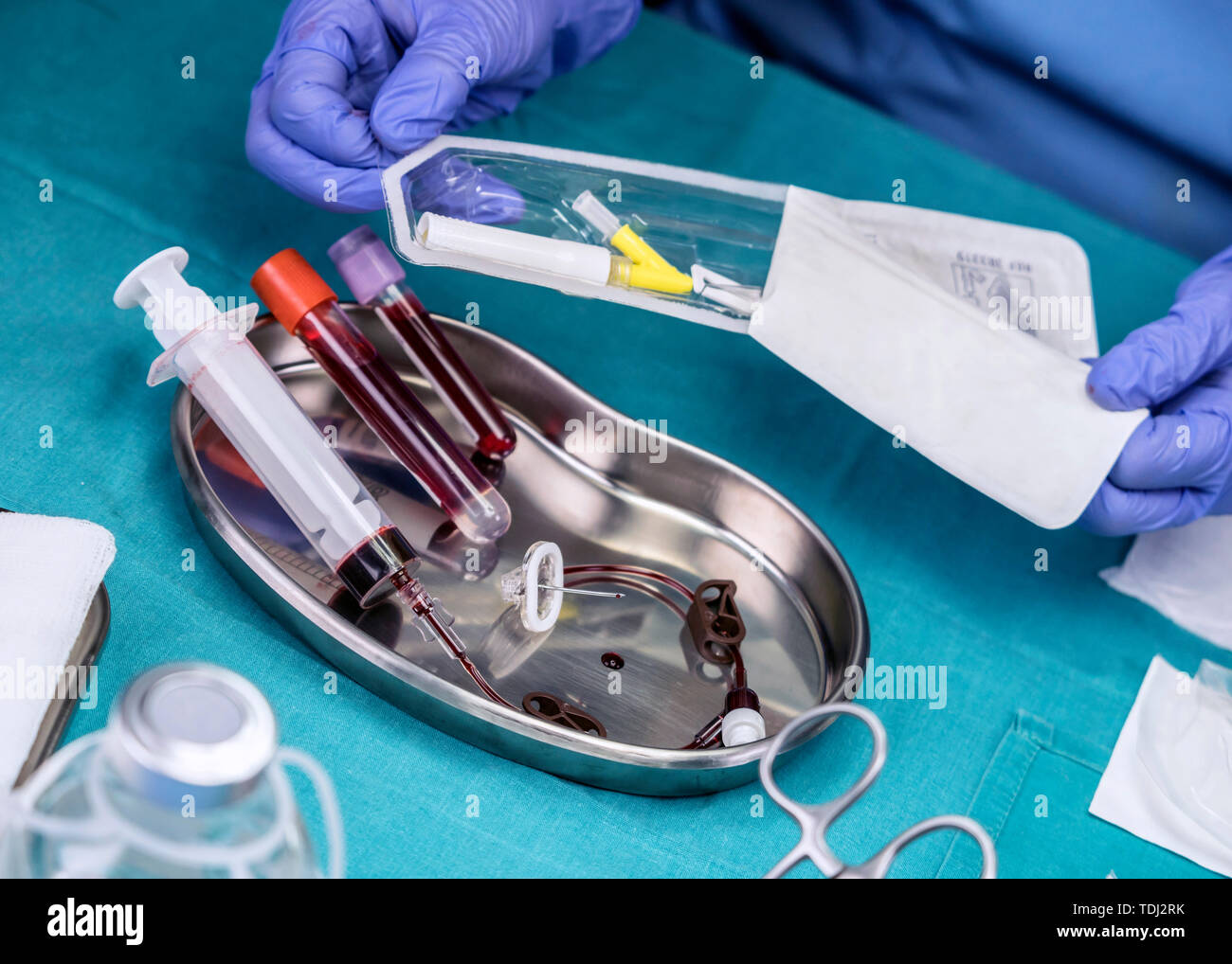 Krankenschwester bereitet Venenkatheter von langer Dauer in einem Krankenhaus, Zugriff auf die Innewohnung Zentralvenösen Linien, konzeptionelle Bild Stockfoto