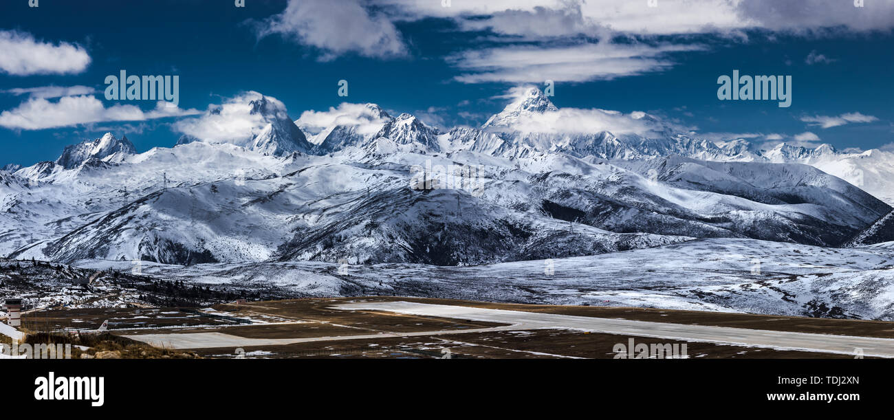 Panoramablick auf Gongga Snow Mountain bei Kangding Flughafen, Sichuan Stockfoto