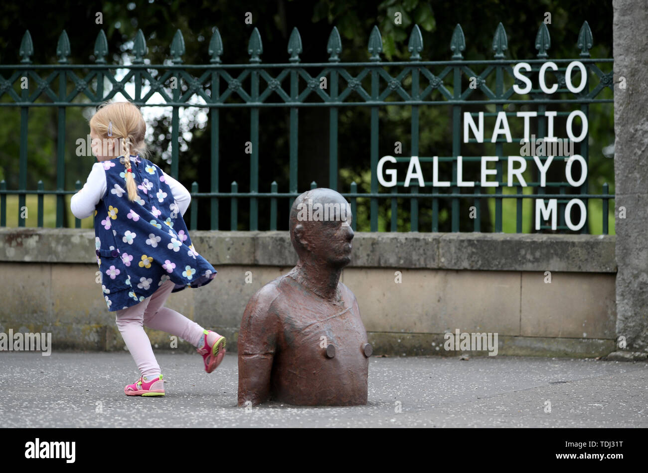 Phoebo Chisholm, 3, läuft vorbei" Goma Mann" eine der sechs lebensgroße Bügeleisen zahlen nach Künstler Antony Gormley, die Teil der Installation "6 Mal" kennzeichnet eine wässrige Route entlang der Wasser des Leith Edinburgh von der Scottish National Gallery of Modern Art, das Meer in Leith Docks. Stockfoto