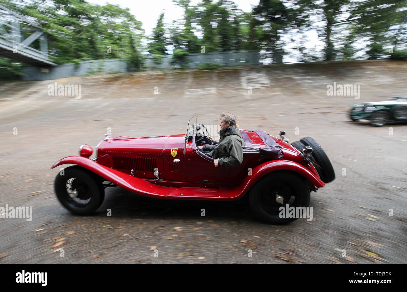 1930 Alpha Romeo 6 C 1750, fährt die banked Spur während der brooklands Doppel zwölf Motorsport Festival in Brooklands Museum, Weybridge, Surrey. Stockfoto