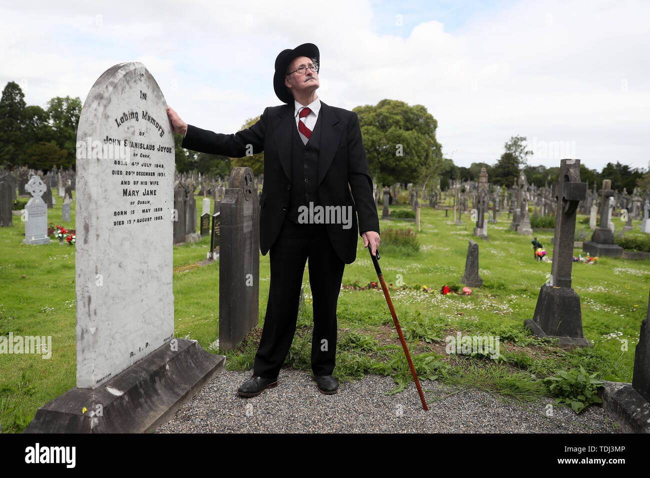 James Joyce Doppelgänger John shevlin besucht das Grab der Autoren Eltern John stanislaus Joyce und seine Frau Mary Jane während der jährlichen Bloomsday Veranstaltung in Glasnevin Cemetery in Dublin, mit einem Reenactment aus dem 'Hades' Kapitel von James Joyce's Ulysses. Stockfoto