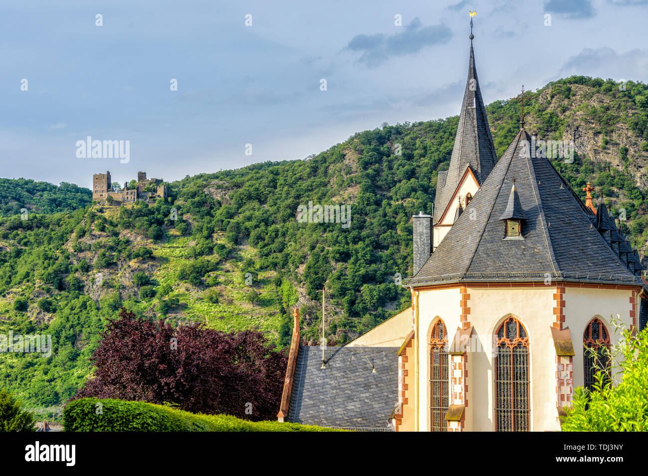 Pfarrkirche St. Ägidius in Bad Salzig und Burg Liebenstein im Rheintal Stockfoto