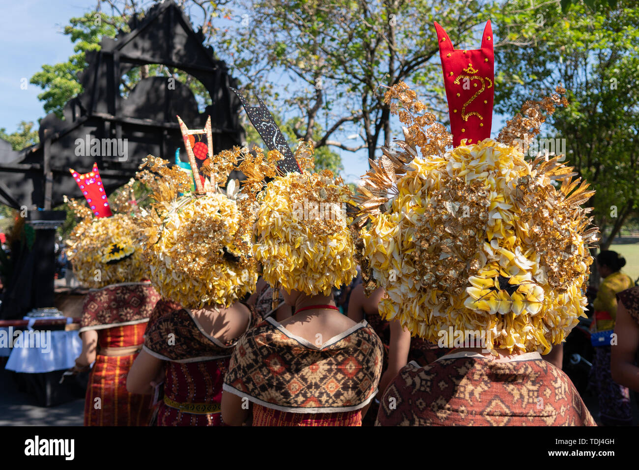 Junge balinesische Frauen tragen traditionelle balinesische Kopfschmuck und traditionellen Sarong bei der Eröffnung des Bali Art Festival 2019. Dieser ist kostenlos Stockfoto
