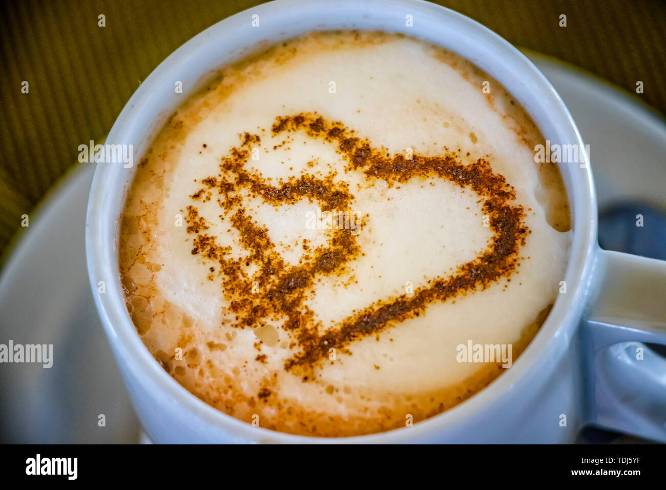 Tasse Kaffee mit zwei Herzen. Es ist Symbol der Liebe in Schaum Stockfotografie