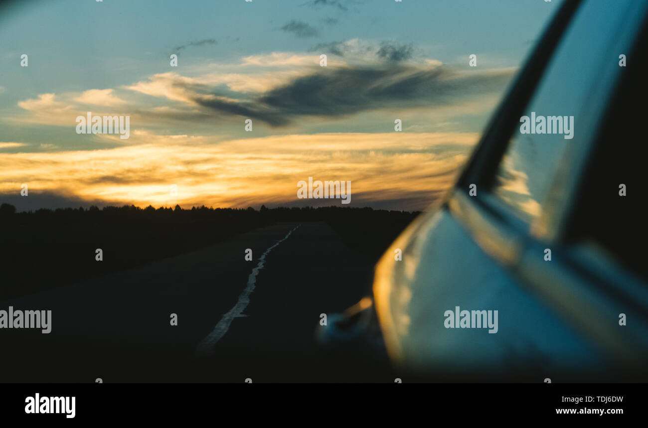 Fotos vom Abend Wolken und Himmel auf der Seite der Karosserie Stockfoto