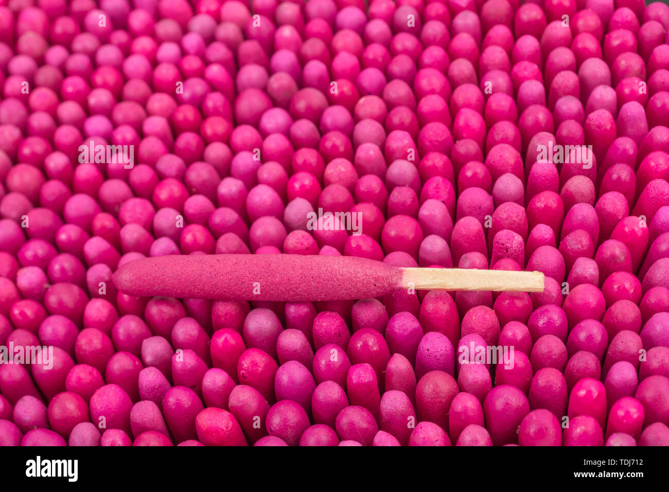 Makro Nahaufnahme des Massierten wasserdichte Kameratasche not Übereinstimmungen fest gepackt. Metapher überleben Fähigkeiten, voll, Eng, drängeln für den Weltraum. Stockfoto