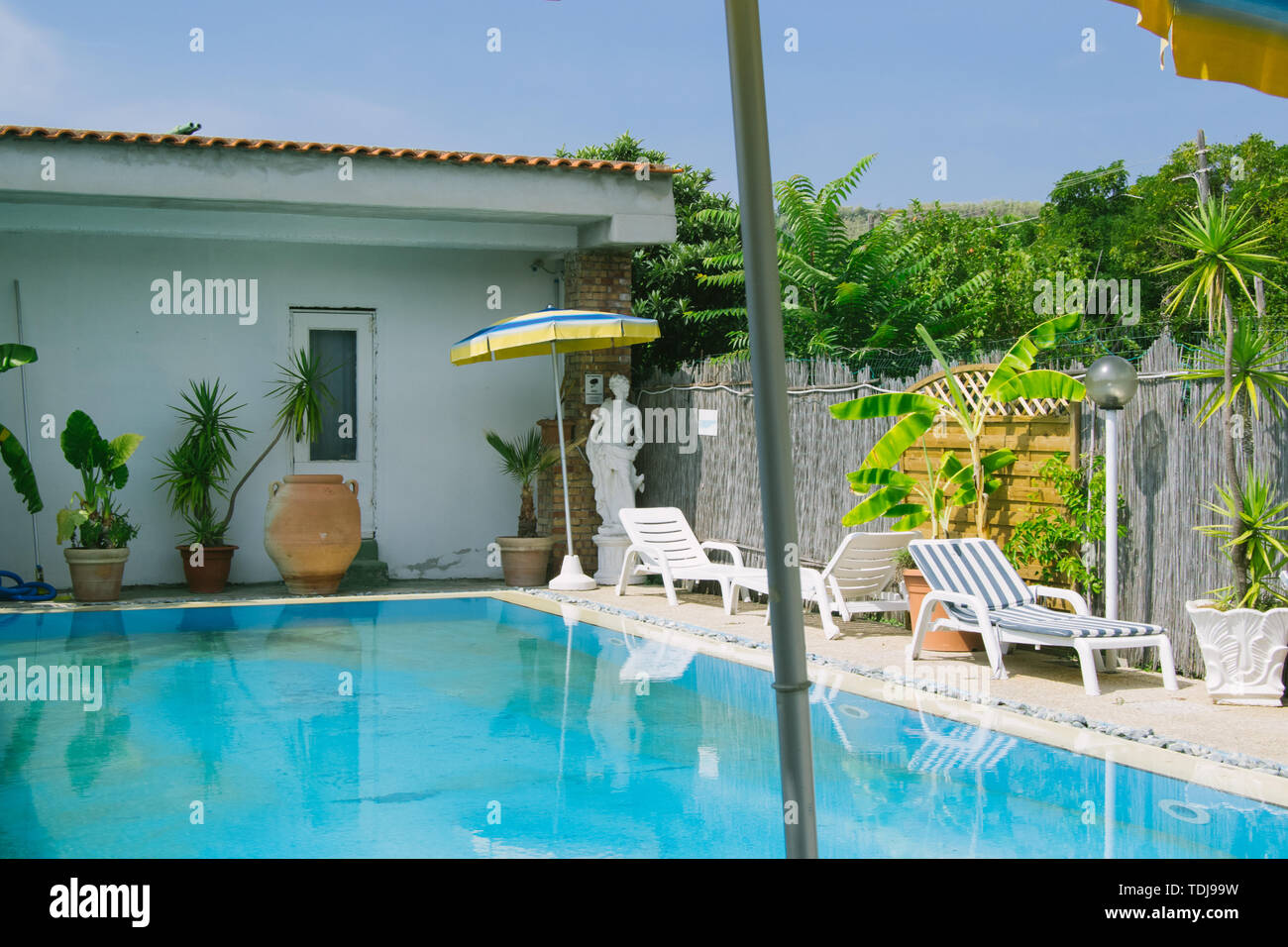 Hotel Zimmer mit Pool Außenansicht bei Tag Stockfoto