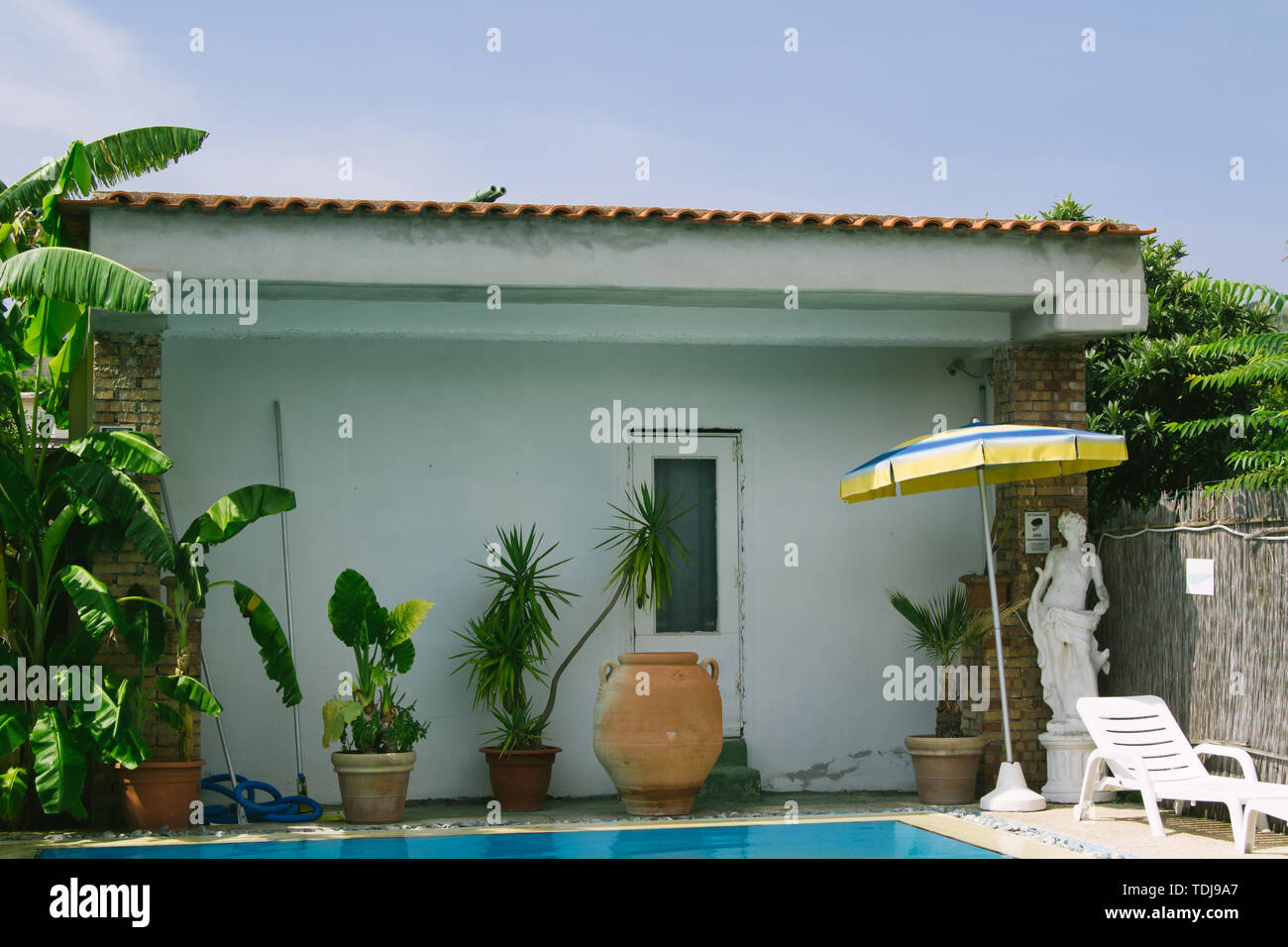 Hotel Zimmer mit Pool Außenansicht bei Tag Stockfoto