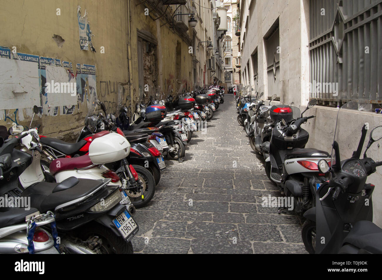 Viele Roller auf der italienischen Straße in der Stadt Ischia geparkt Stockfoto