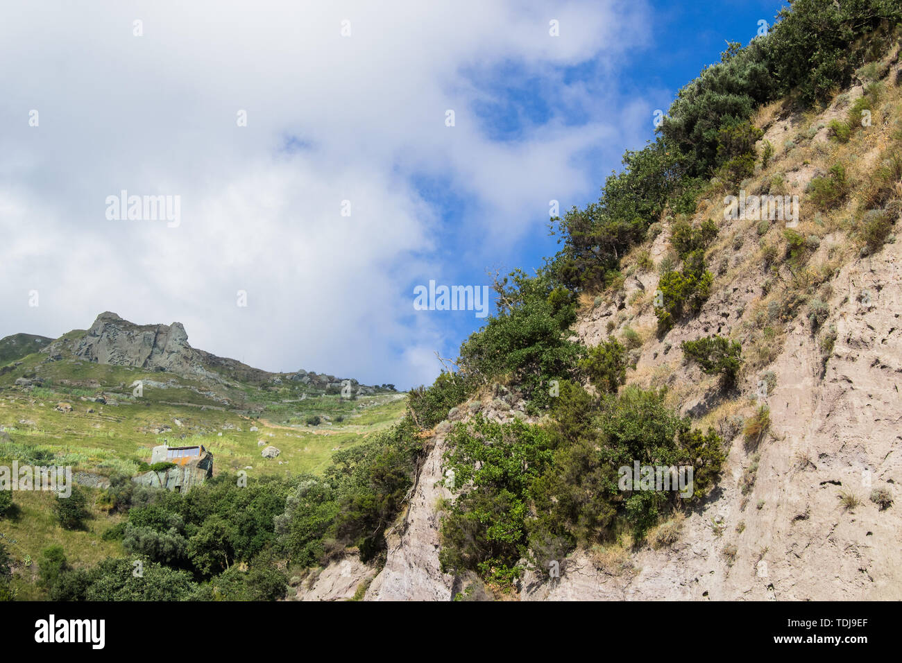 Italienische Berge und Hügel in der Stadt Ischia Stockfoto