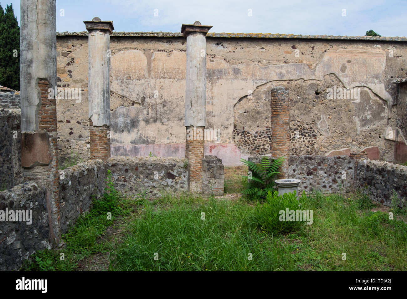 Architektur und alte Gebäude in Italien in der Stadt Ischia in der Tageszeit Stockfoto
