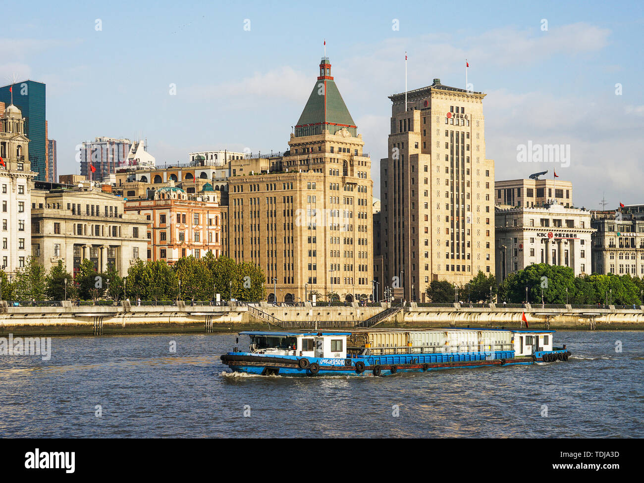 Eine inländische Abfälle container-Schiff auf dem Fluss Huangpu im Bund, Shanghais historischen Landschaftsschutzgebiet. Stockfoto