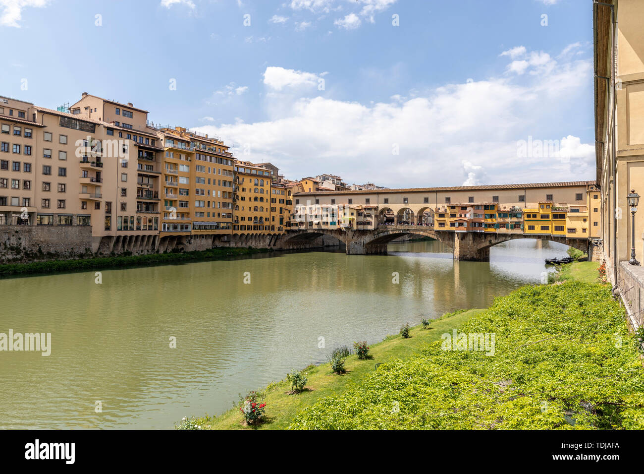 Der Ponte Vecchio ist eines der Symbole der Stadt Florenz und eine der bekanntesten Brücken der Welt. Stockfoto