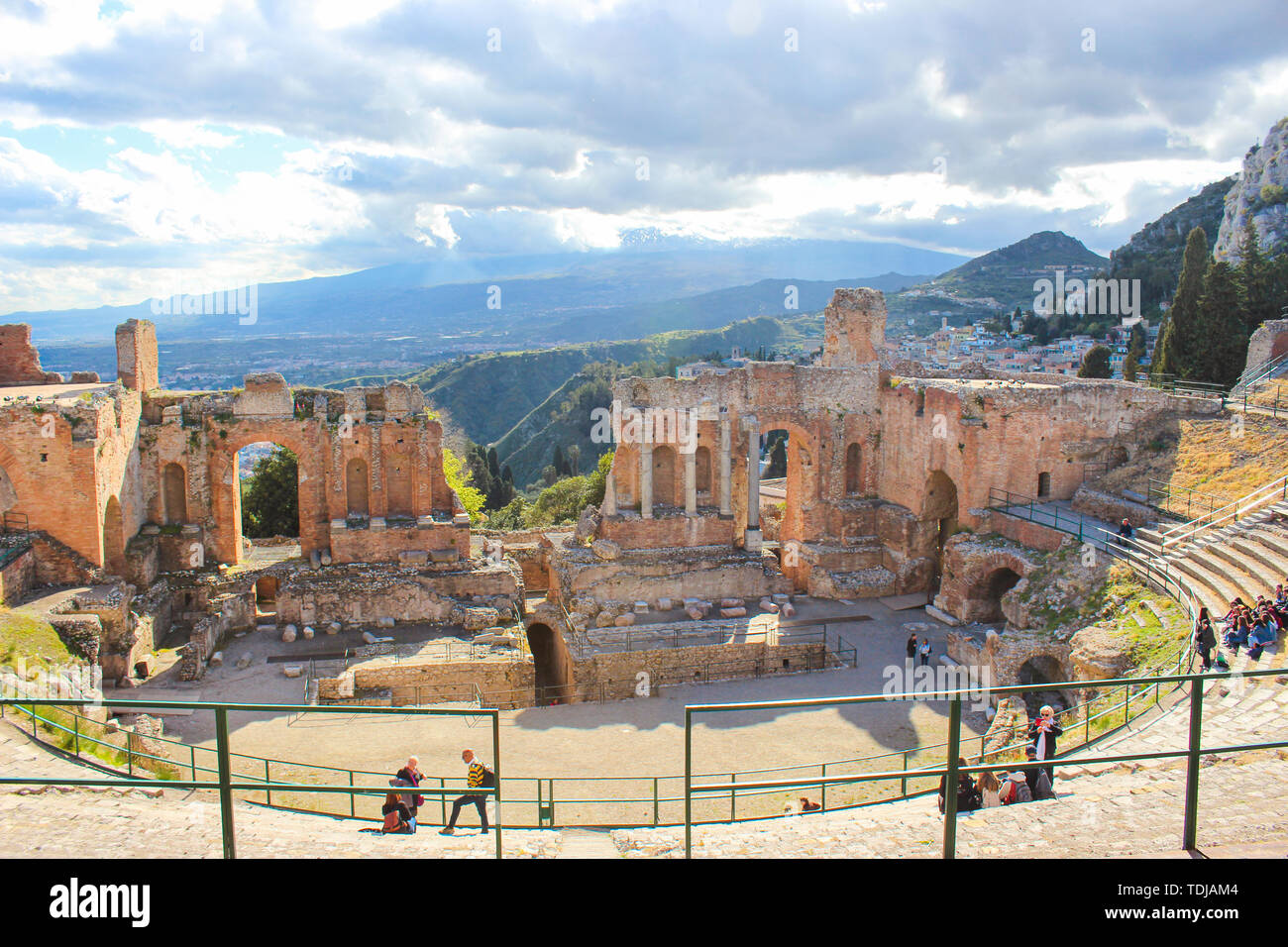 Taormina, Sizilien, Italien - Apr 8 2019: Schöne antike Theater von Taormina. Antike griechische Theater, Ruinen von bedeutenden Sehenswürdigkeiten. Herrliche Aussicht auf den Vulkan Ätna aus dem Auditorium. Stockfoto