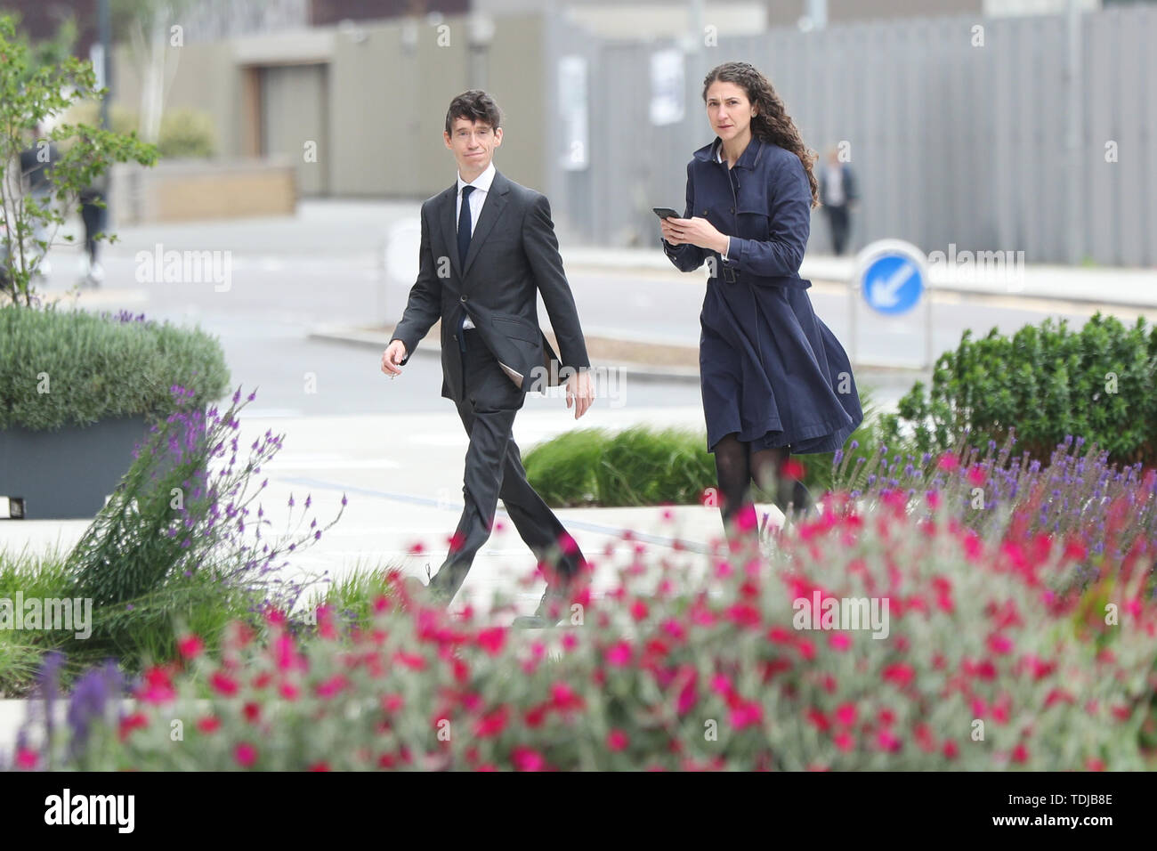 Konservative Partei Führung Kämpfer Rory Stewart und Frau Shoshana ankommen Hier Osten Studios in Stratford, East London, vor der Live-TV-Debatte über die Kandidaten für die Führung der Konservativen Partei, die von Kanal 4 gehostet wird. Stockfoto