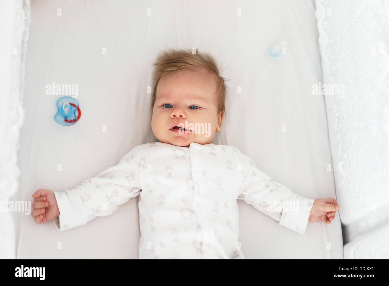 Ein neugeborenes Baby liegt in der Baumschule auf dem Bett. Stockfoto