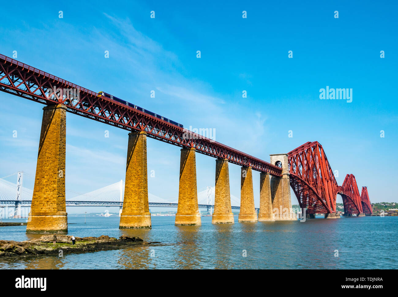 ScotRail Bahnübergang iconic Forth Rail Bridge an einem sonnigen Tag, Erhabene, Schottland, Großbritannien Stockfoto