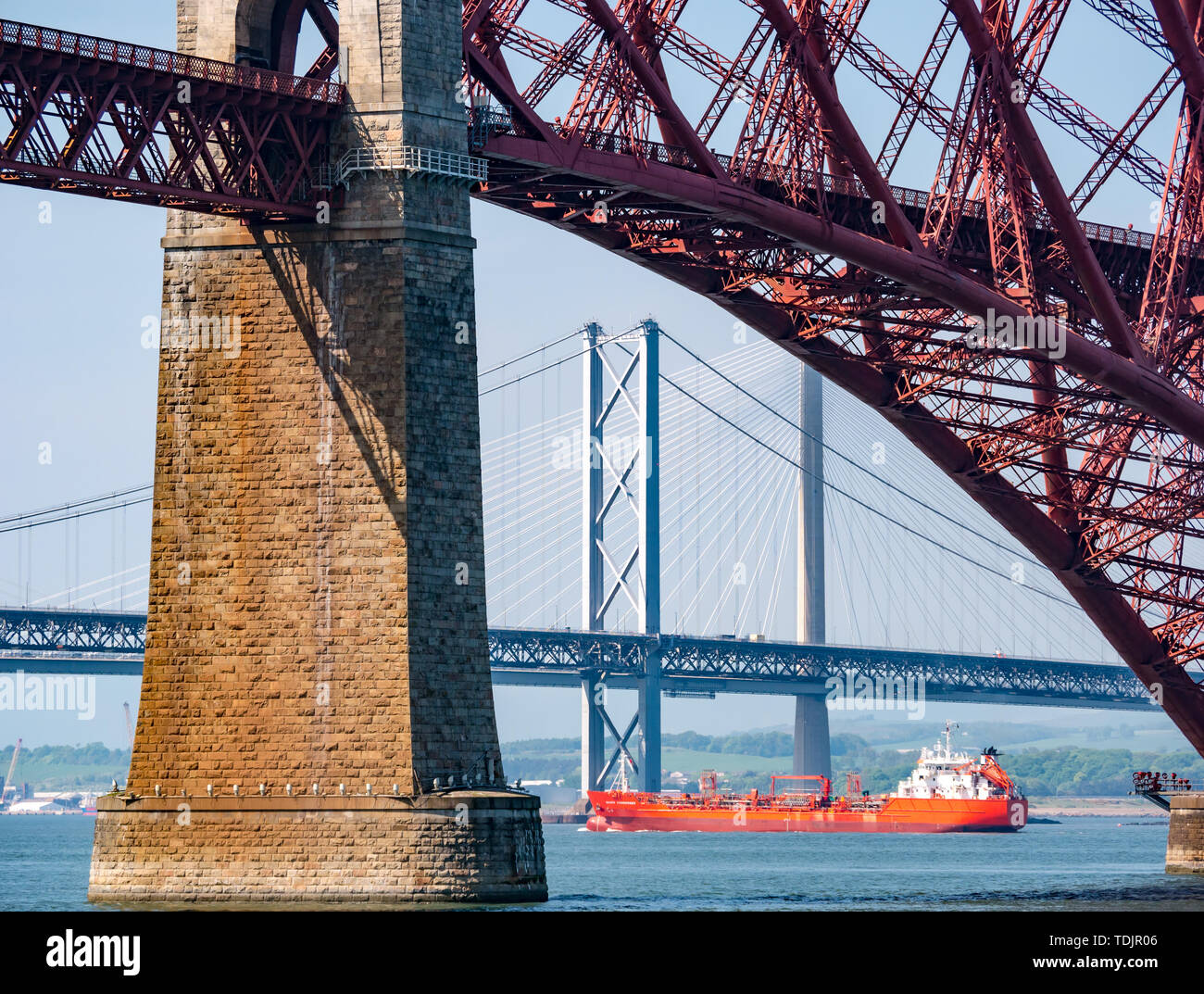 Georg Essberger, Tanker, Schiff, Firth von weiter mit drei Brücken, unter Forth Rail Bridge, Schottland, Großbritannien Stockfoto