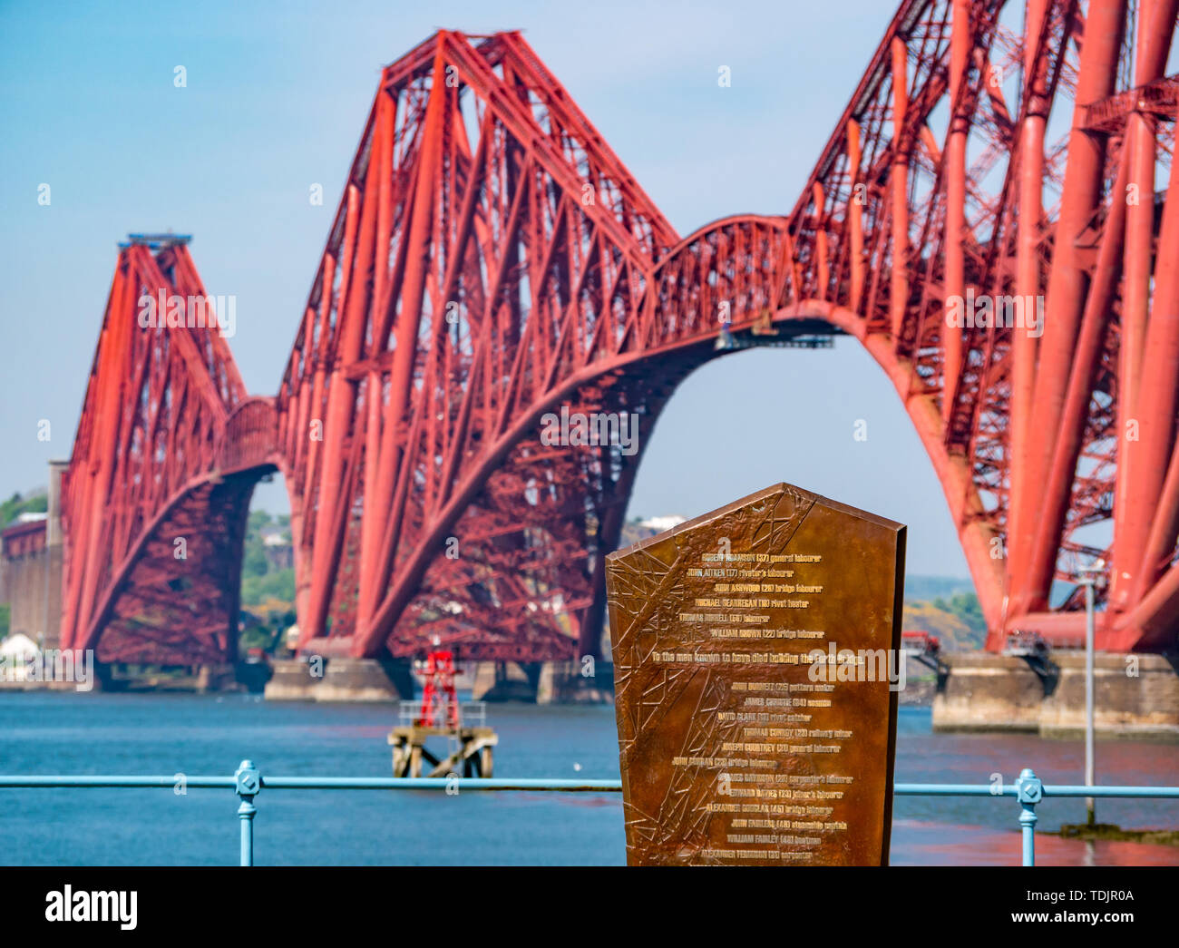 Denkmal für verlorene Leben beim Bau der Forth Rail Bridge Eisenbahnbrücke South Queensferry, Schottland, Großbritannien Stockfoto