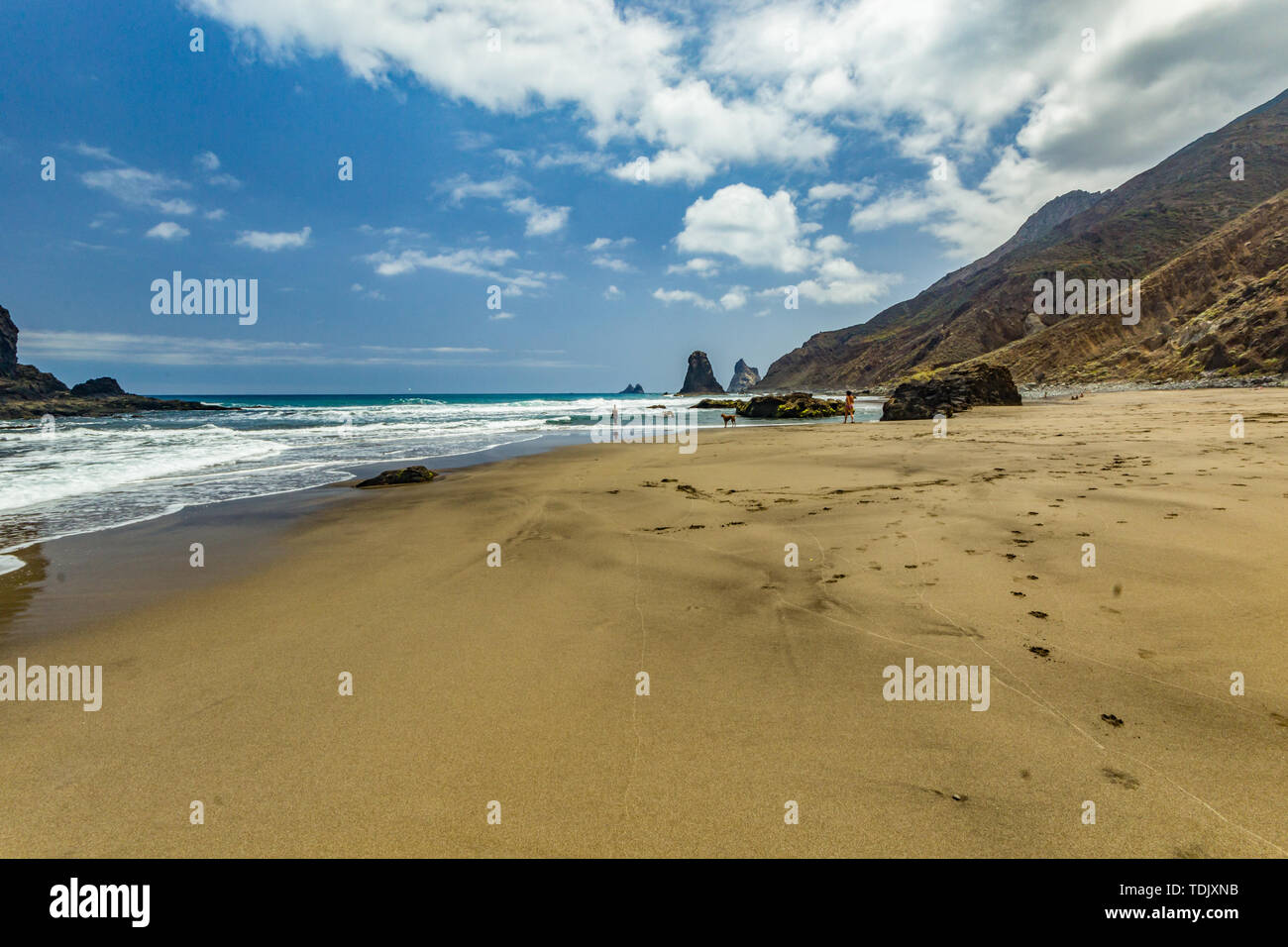 Langen natürlichen Sandstrand Benijo. Lava Rock im Wasser. Blue Sea Horizon, natürliche Himmel Hintergrund. Stockfoto