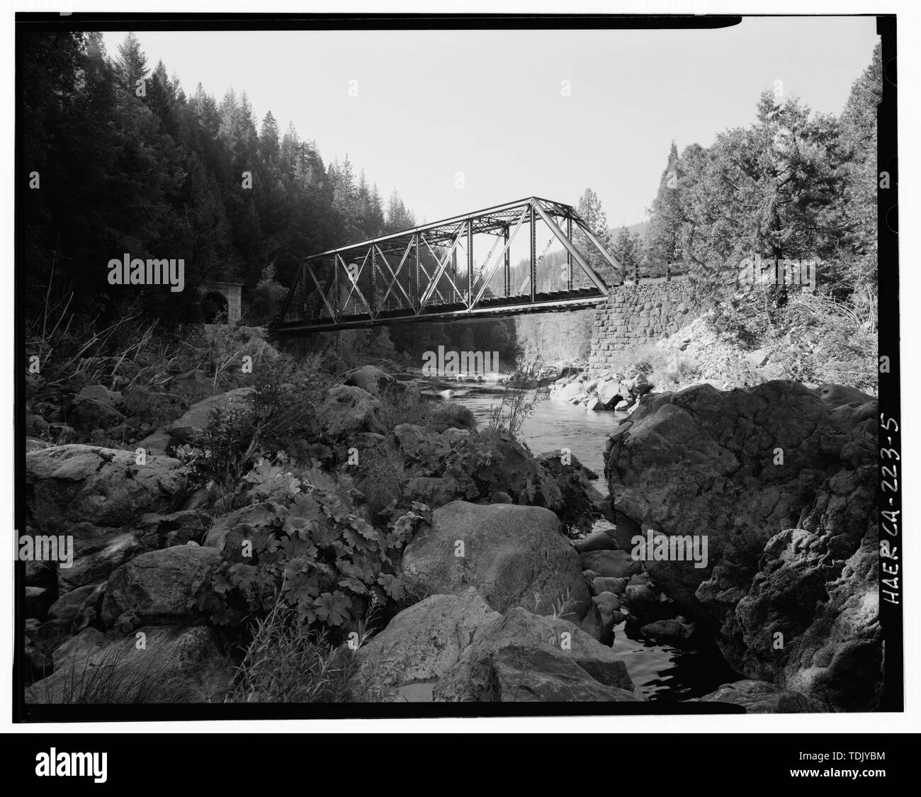 Oblique kontextbezogener Blick auf der vorderen Seite der Brücke Nr. 310.58, Anzeigen Tunnel 15 Links, mit Blick nach Südwesten, 90-mm-Objektiv. - Southern Pacific Railroad Shasta Route, Brücke Nr. 310.58, 310.58 Milepost, Sims, Shasta County, CA Stockfoto
