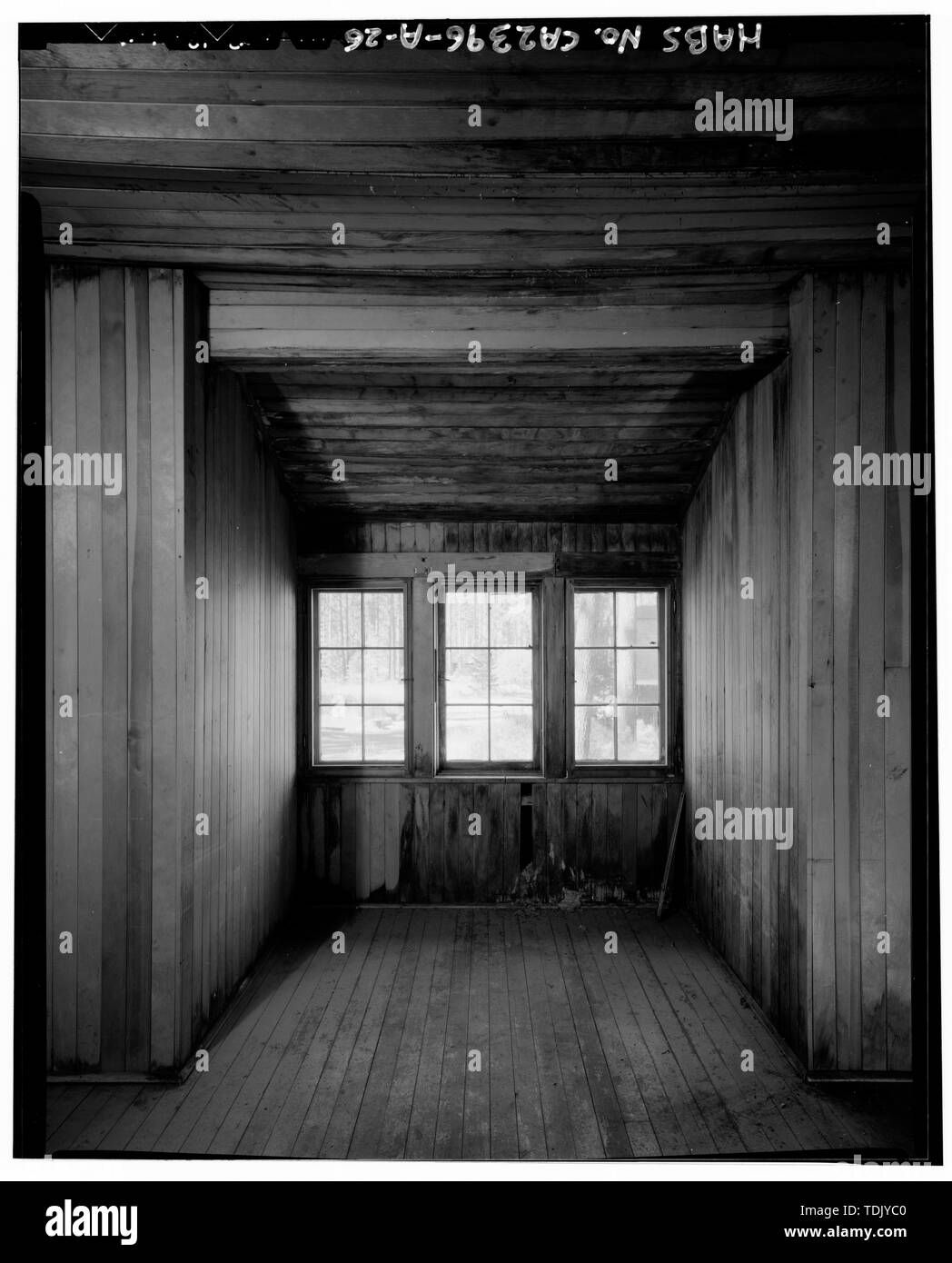 November 1993 INTERIOR LOFT, Nordwesten Schlafzimmer (nach Westen) - Heller Estate, Bootshaus, State Highway 189, South Lake Tahoe, El Dorado County, CA Stockfoto