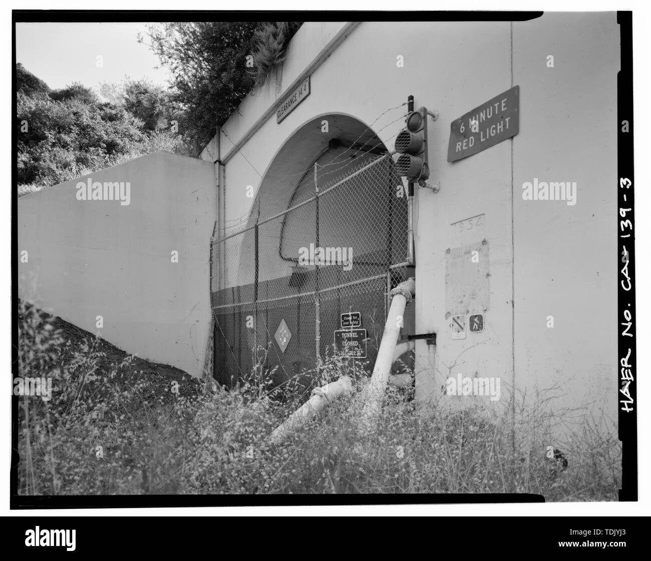 OBLIQUE DETAILANSICHT DER OSTEN PORTAL, SUCHEN SOUTH WEST-Forts Baker-Barry Tunnel, der unter Kalk Point Ridge auf Bunker Straße, Sausalito, Marin County, CA Stockfoto