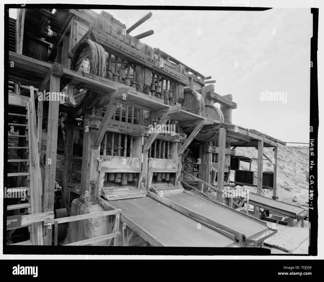 OBLIQUE DETAILANSICHT STEMPEL BATTERIEN UND Schürzen, nach Südwesten, MIT VIER FUSS SKALA IN DER MITTE. - Skidoo Mine, Park Route 38 (Skidoo Road), Death Valley Junction, Inyo County, CA Stockfoto