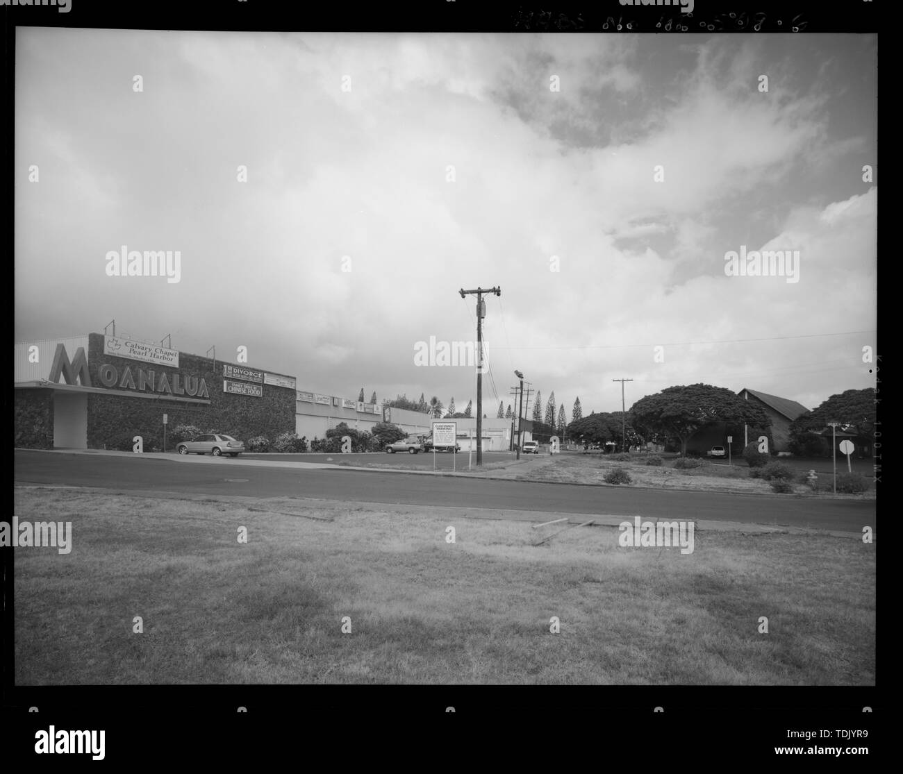 OBLIQUE DER SÜDFASSADE, MOANALUA GEMEINSCHAFT KIRCHE nach Südost. Mit Blick nach Osten. - Moanalua Einkaufszentrum, Stewart Avenue und Spence Street, Honolulu, Honolulu County, HI Stockfoto