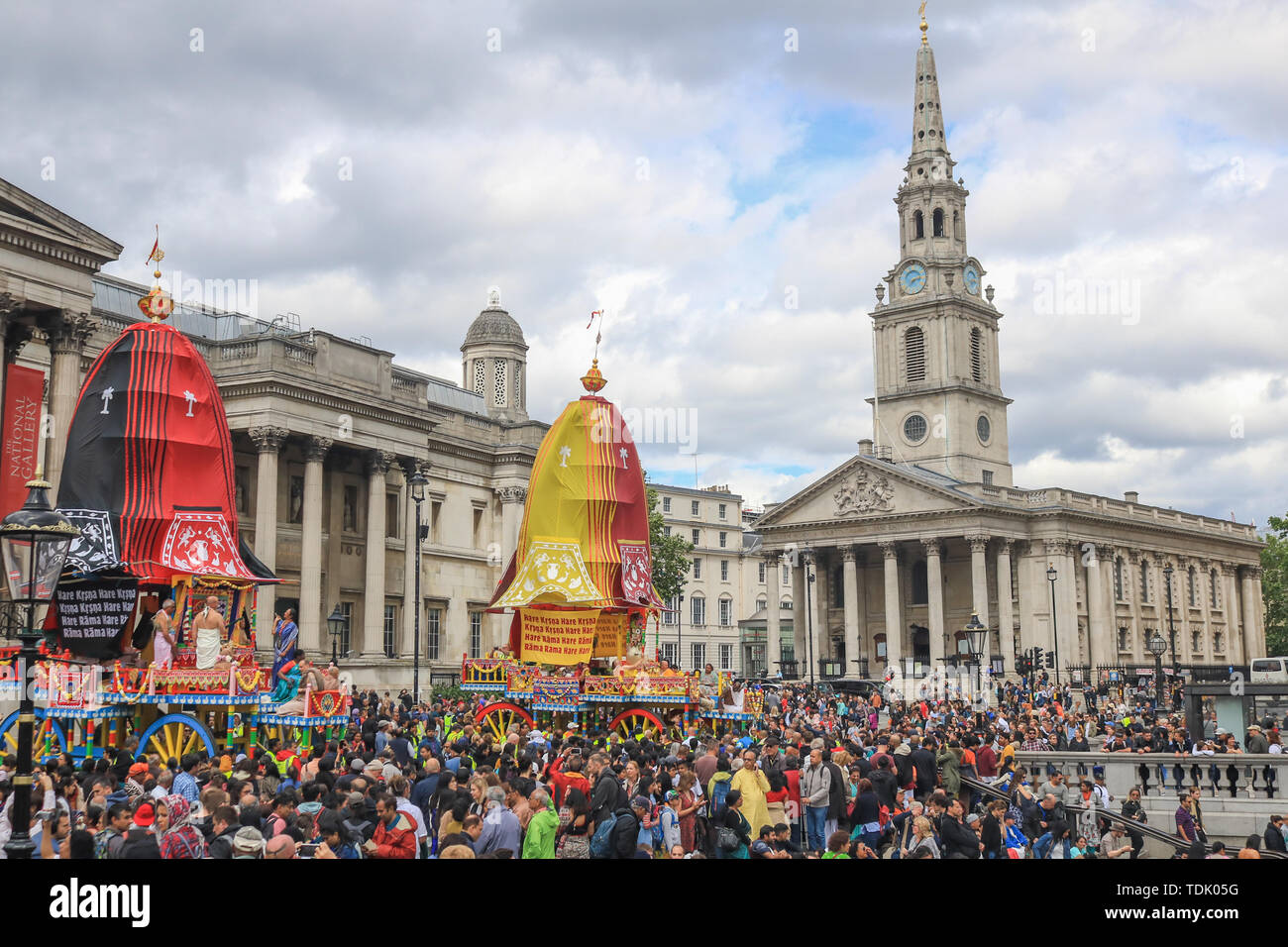 Tausende von Pilgern und Gläubigen teilnehmen, während der Wagen Festival. Rathayatra, einer Prozession durch die Londoner Trafalgar Square, das Bewegen des Ratha, eine hölzerne deula-förmige Wagen mit Gottheiten Jagannath (Vishnu Avatar), Balabhadra (sein Bruder), Subhadra (seine Schwester) und Sudarshana Chakra. Stockfoto