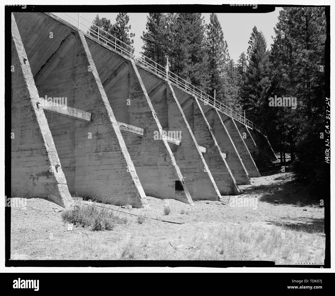 Schrägansicht der Buchten an Decke und Stützpfeiler der Damm. Blick nach Osten. - Pit 4 Ablenkungverdammung, Pit River westlich der State Highway 89, Big Bend, Shasta County, CA Stockfoto