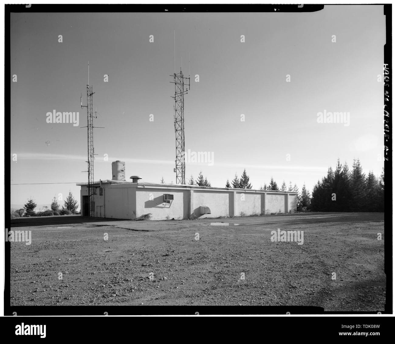 Schrägansicht von Gebäude 106, in Richtung Süden. - Mill Valley Air Force Station, Kegelbahn, Osten Ridgecrest Boulevard, Mount Tamalpais, Mill Valley, Marin County, CA Stockfoto